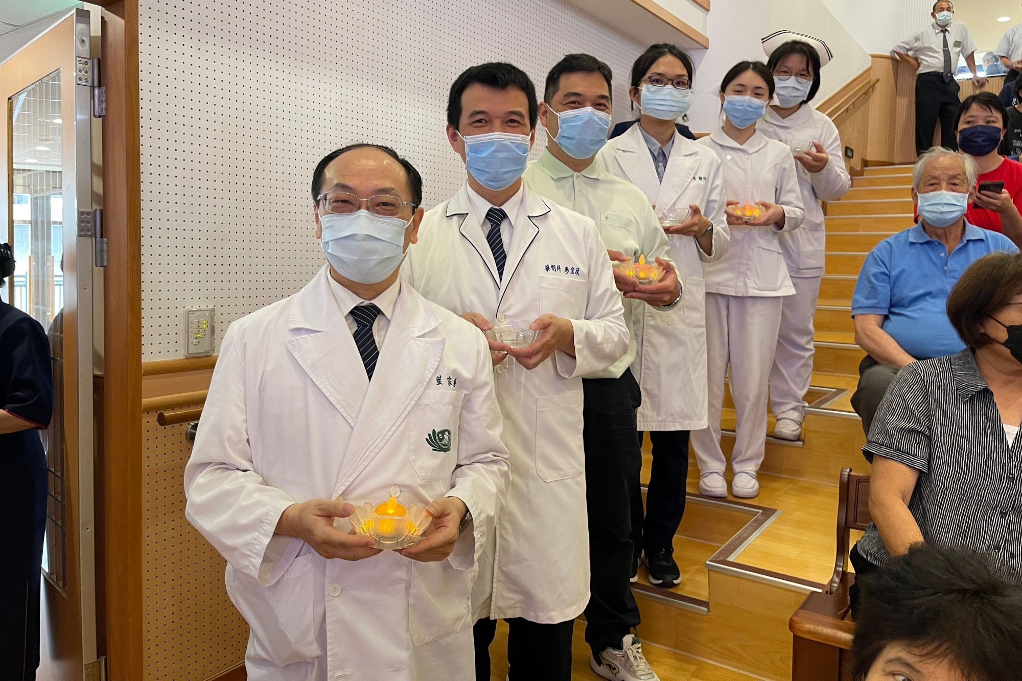 三義慈濟中醫醫院由葉家舟院長(前一)率領醫護同仁攜手三義靜思堂舉辦首次浴佛典禮。
