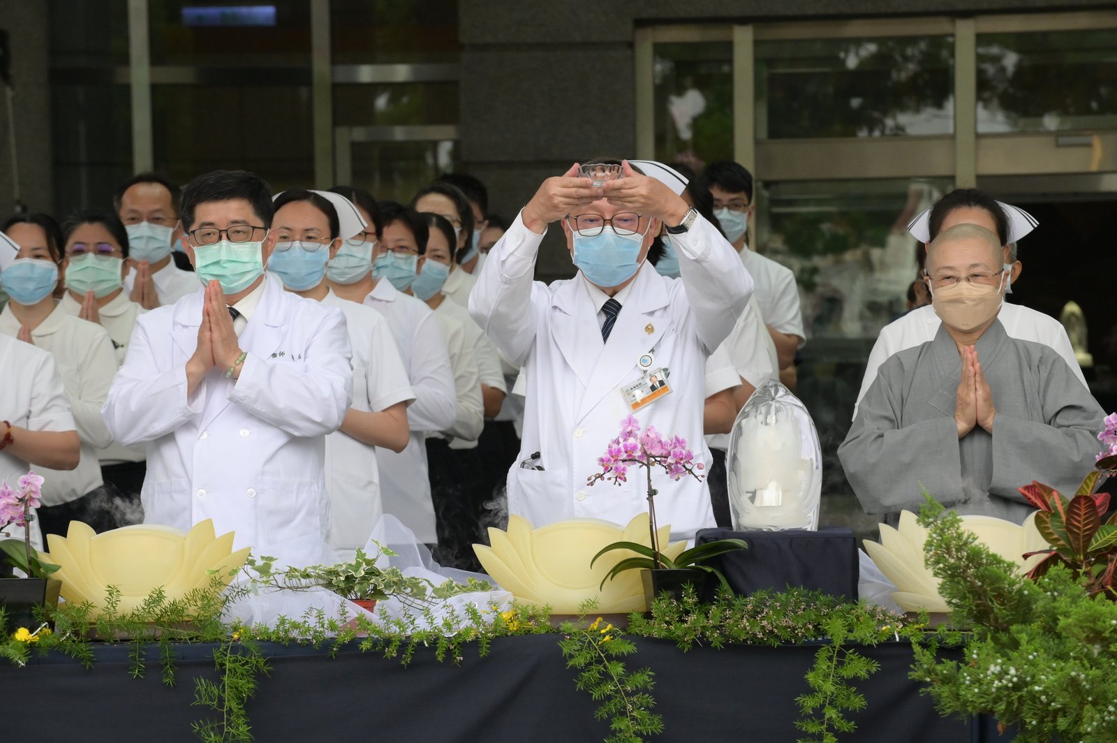 賴寧生院長(中)、林名男副院長等人虔誠參與浴佛