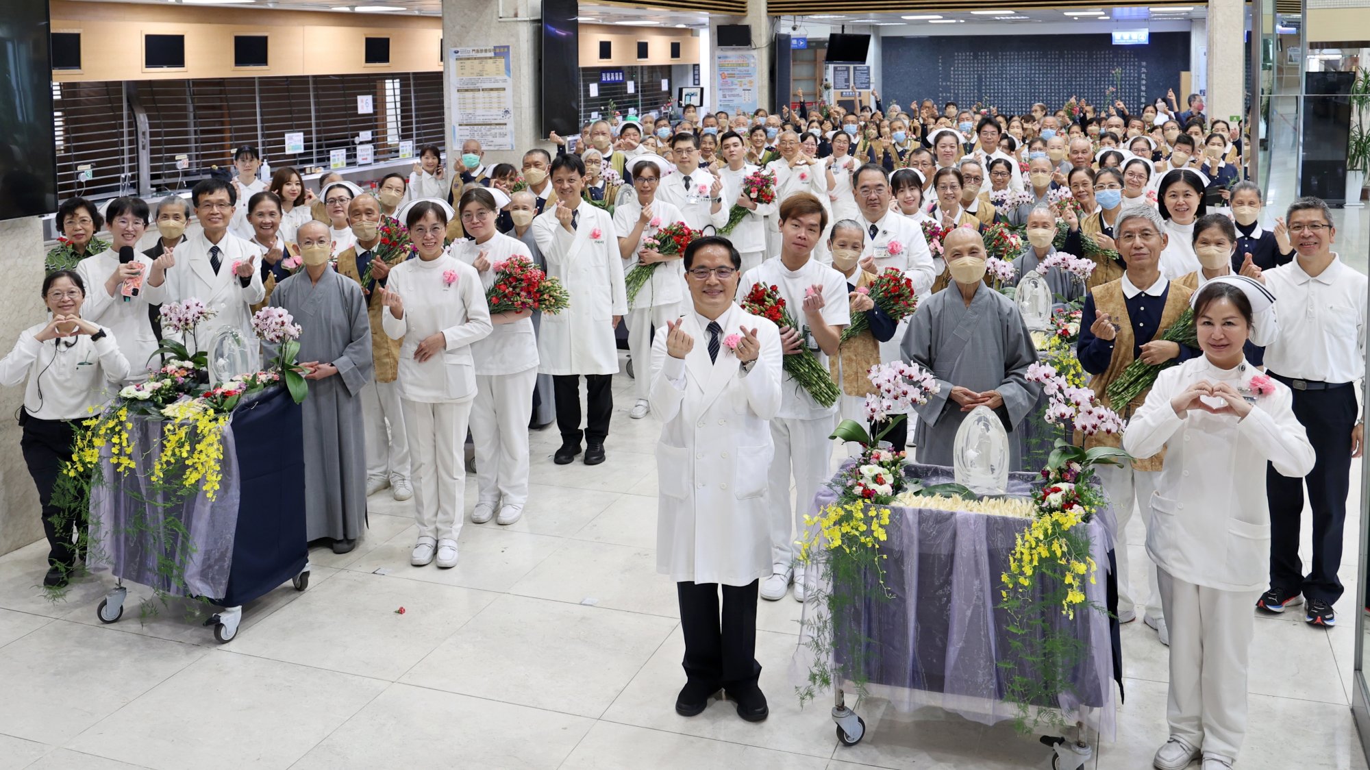 花蓮慈濟醫院在5月11日延續傳統，舉辦病房行動浴佛，將佛陀、證嚴法師、靜思精舍師父與全球慈濟人的祝福，帶進病房，為受病苦之人，帶來最誠摯的膚慰與祝福。