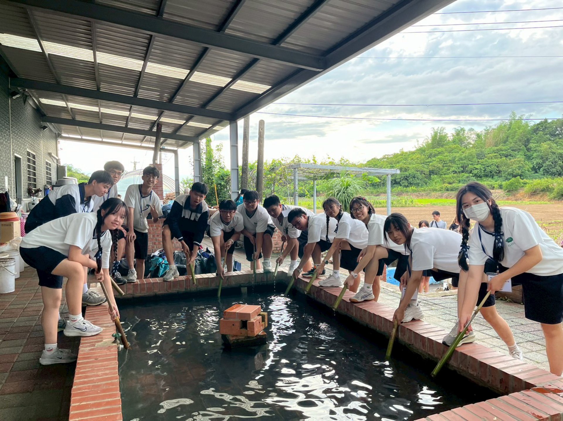 幫水槍加滿水,準備來打一場水槍戰。