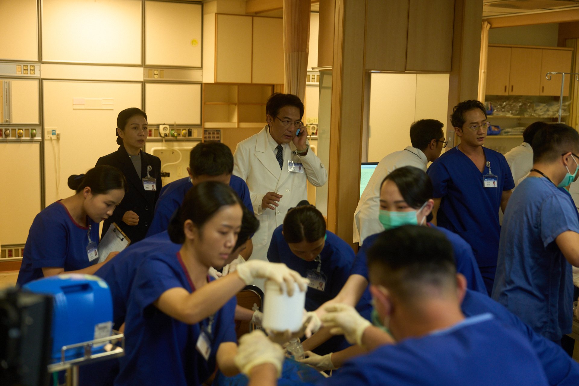 大愛劇《院長爸爸》八仙塵爆北慈急診室收治場面。左起:方文琳、戴立忍、高英軒