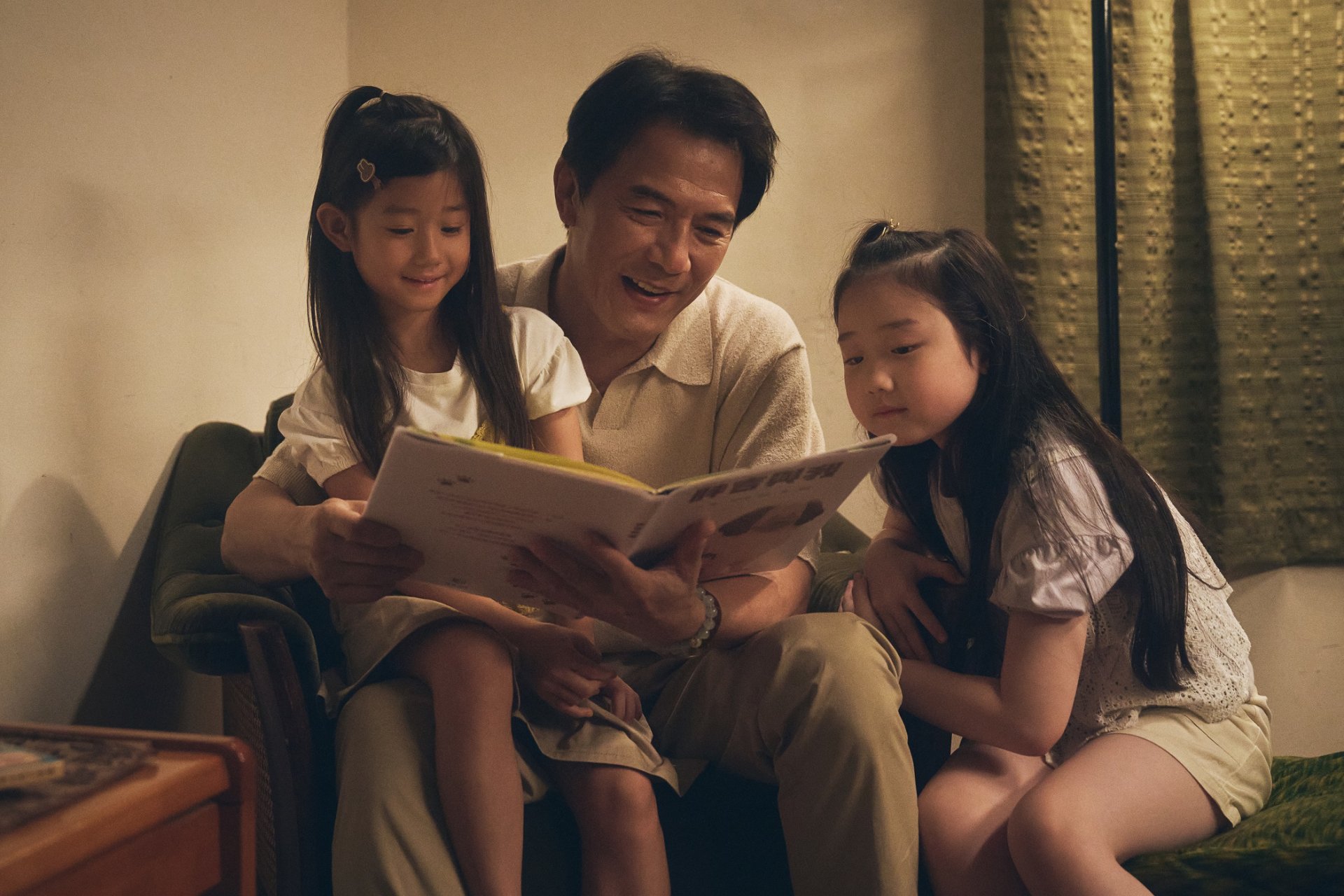 大愛劇《院長爸爸》戴立忍回家後,陪伴孩子