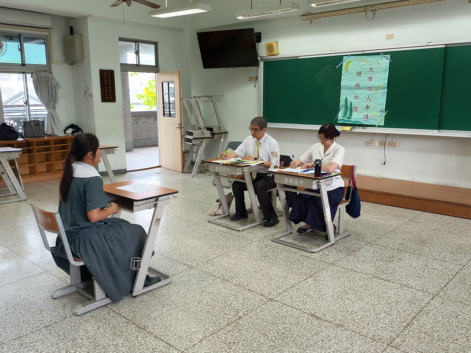 學生在模擬面談活動中侃侃而談,展現自信。