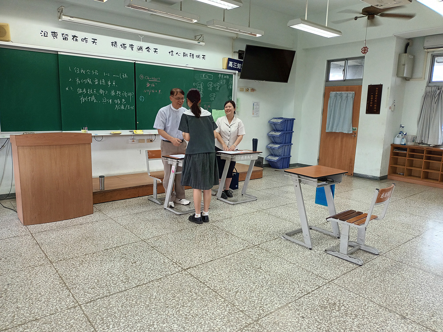 校內老師與教授給予學生鼓勵,祝福學生順利錄取。