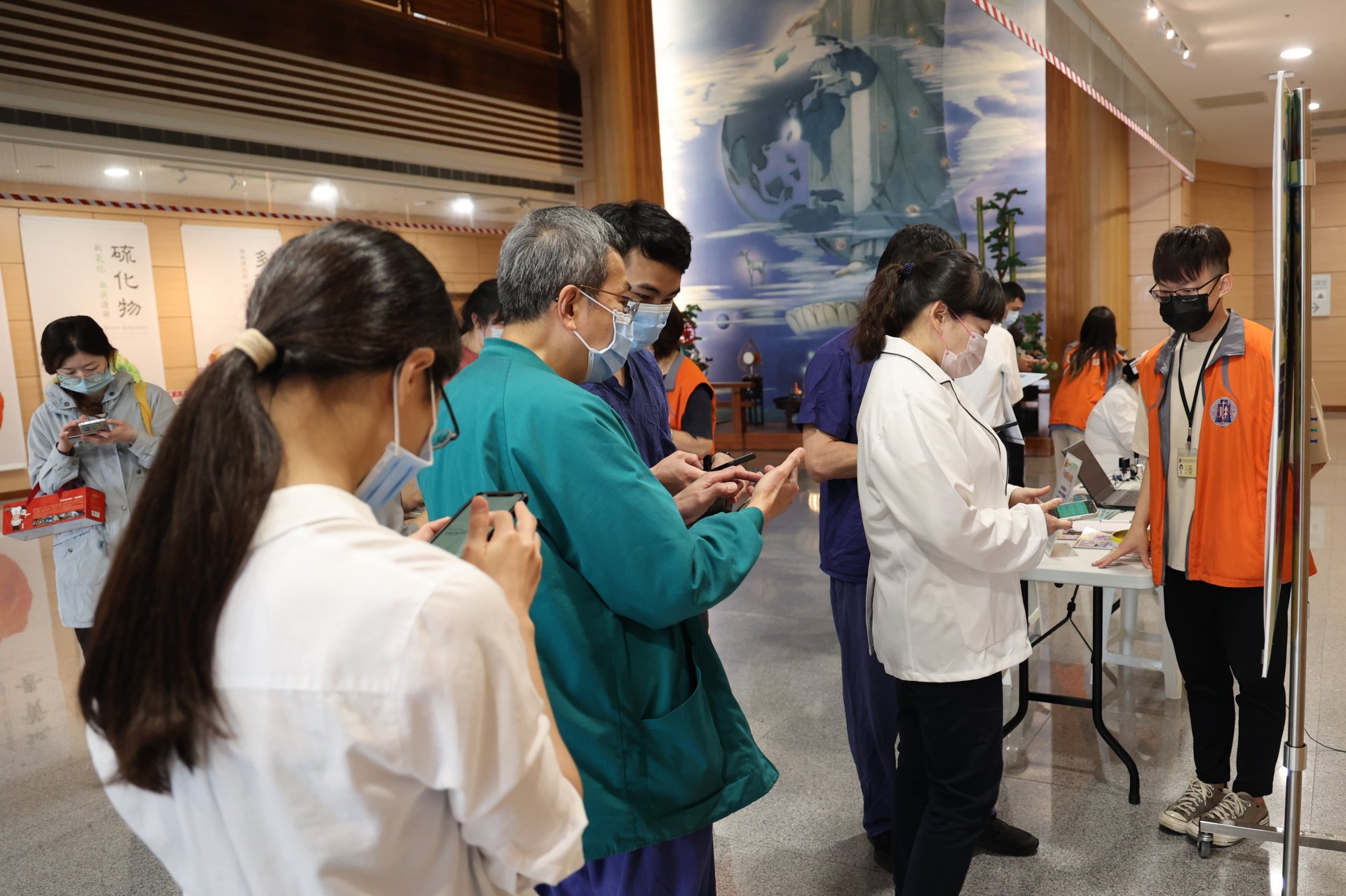 許多醫療同仁把握時間向國稅局團隊請教手機報稅步驟,也有不少醫師前來諮詢稅務相關問題。