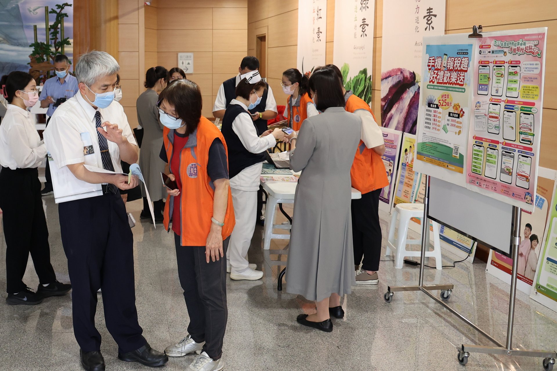許多醫療同仁把握時間向國稅局團隊請教手機報稅步驟,也有不少醫師前來諮詢稅務相關問題。