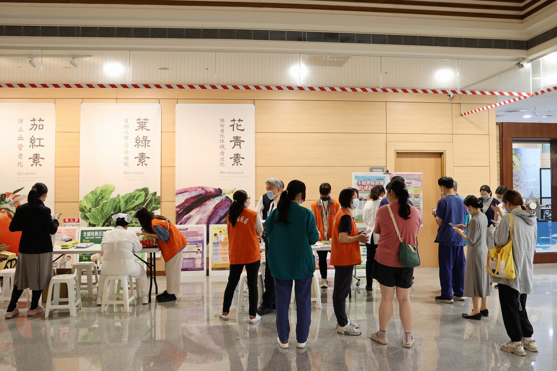 許多醫療同仁把握時間向國稅局團隊請教手機報稅步驟,也有不少醫師前來諮詢稅務相關問題。