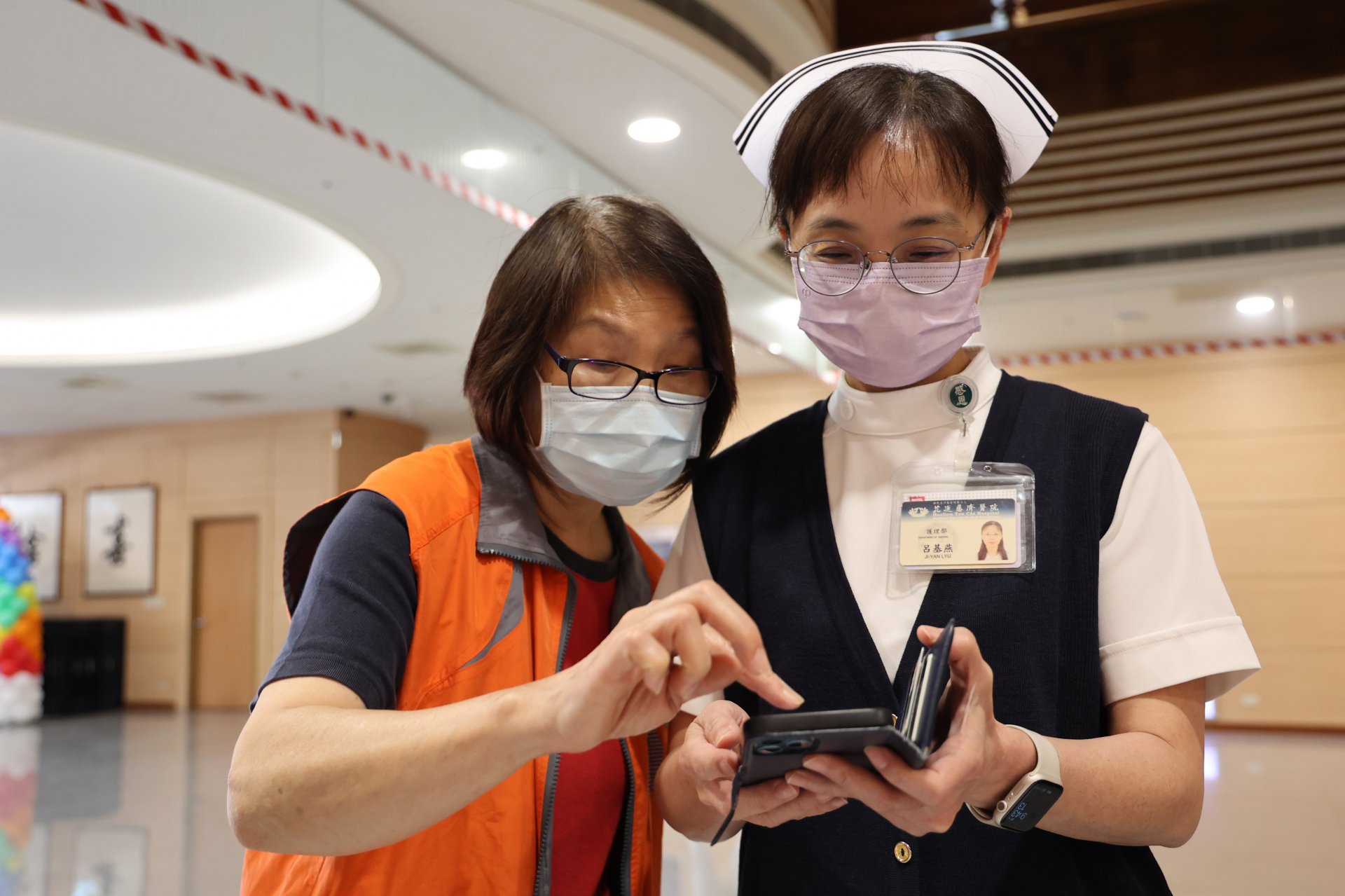 許多醫療同仁把握時間向國稅局團隊請教手機報稅步驟,也有不少醫師前來諮詢稅務相關問題。