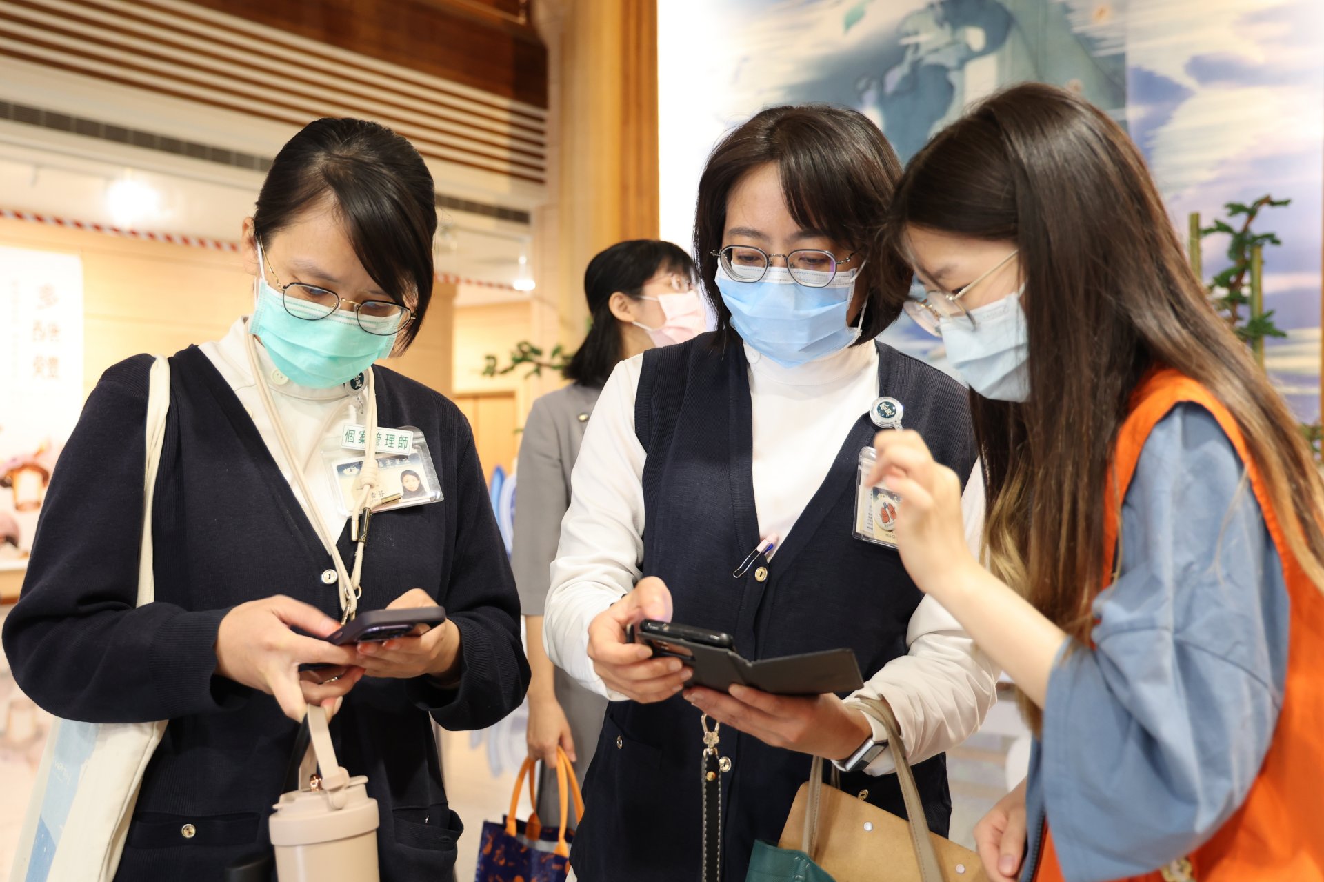 許多醫療同仁把握時間向國稅局團隊請教手機報稅步驟,也有不少醫師前來諮詢稅務相關問題。