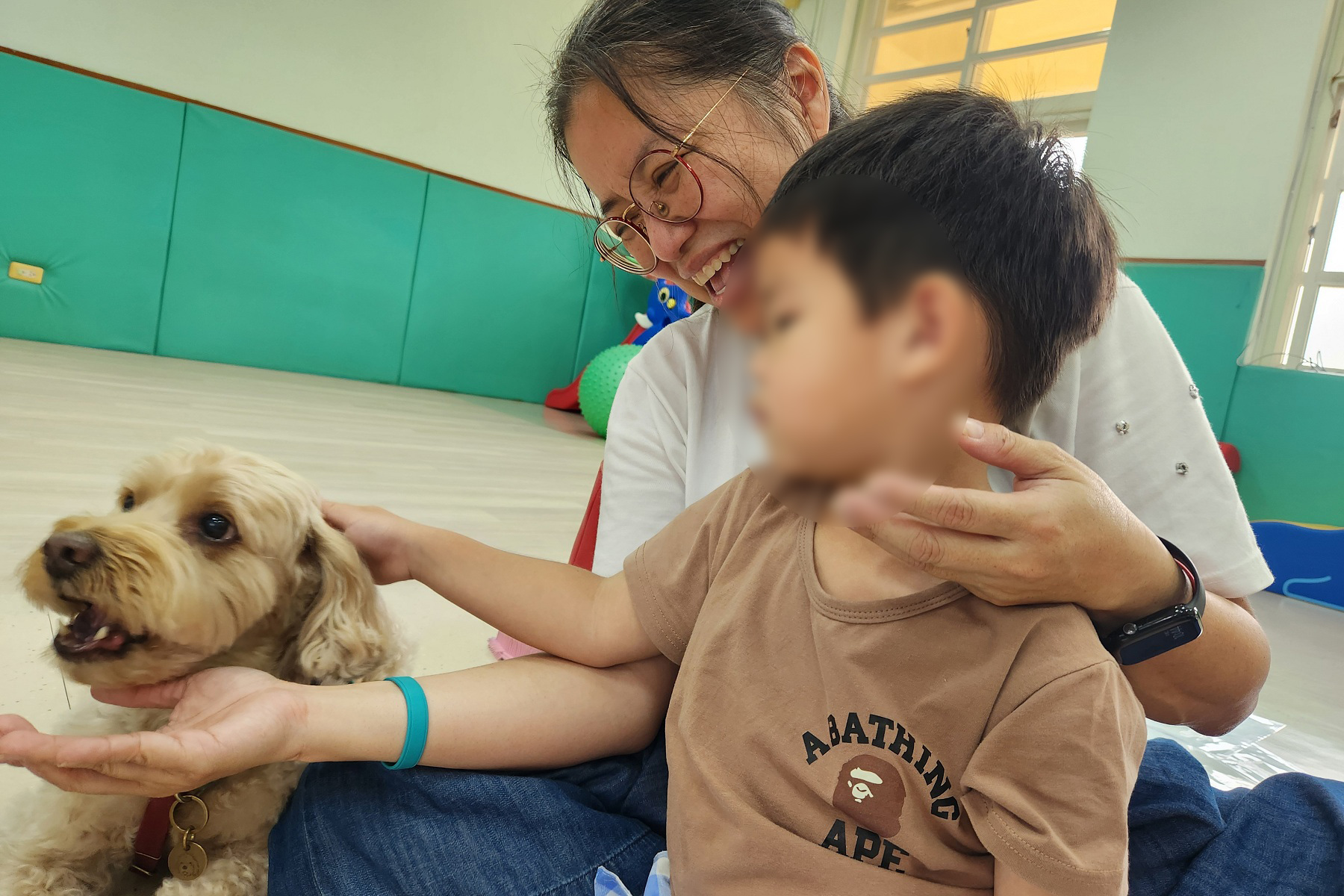 幼童可以正確碰觸身體部位,如下巴頭部等