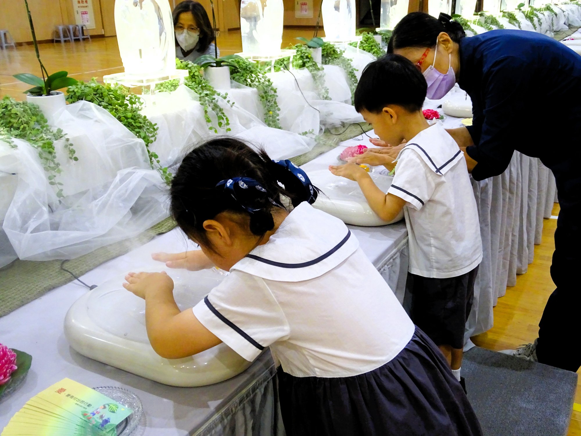 幼兒園的孩子們在師姑的陪伴下,虔心浴佛,專注的神情令人動容。