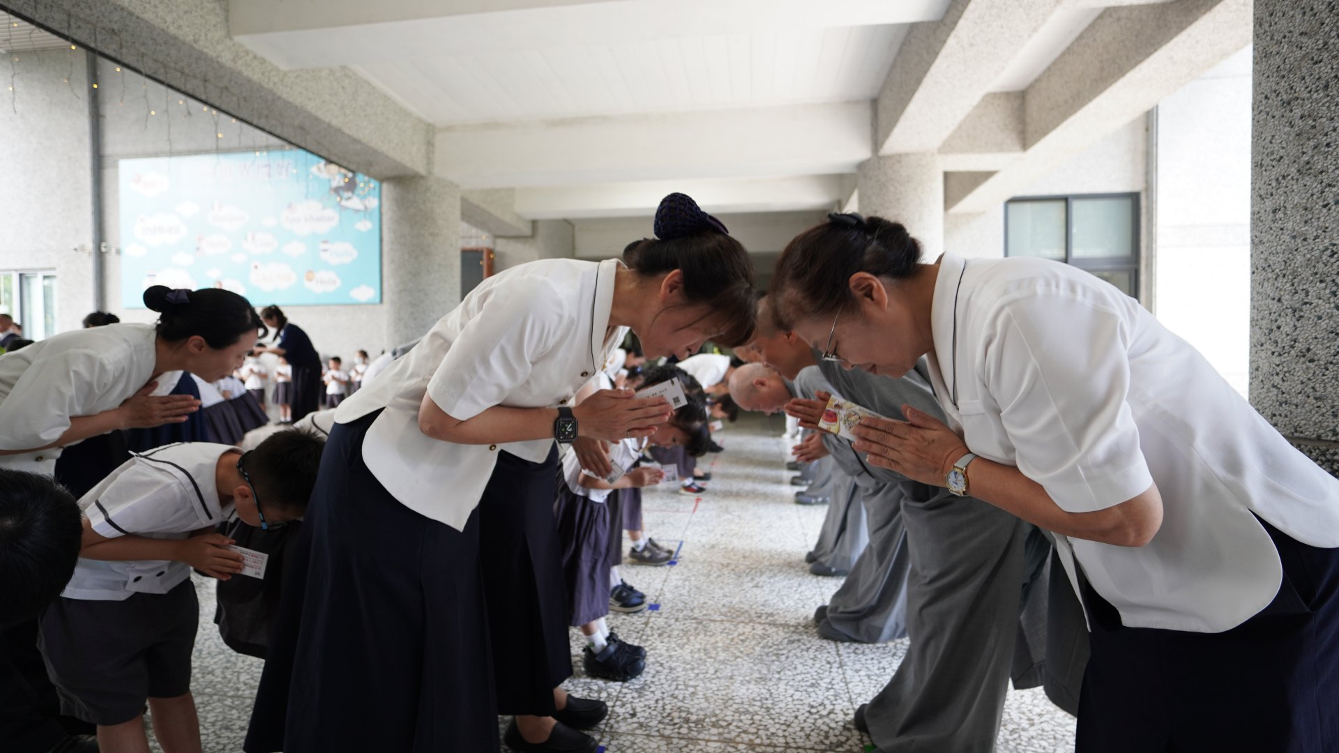 師生虔誠鞠躬禮佛,感念佛恩、父母恩、眾生恩,並為天下祈福
