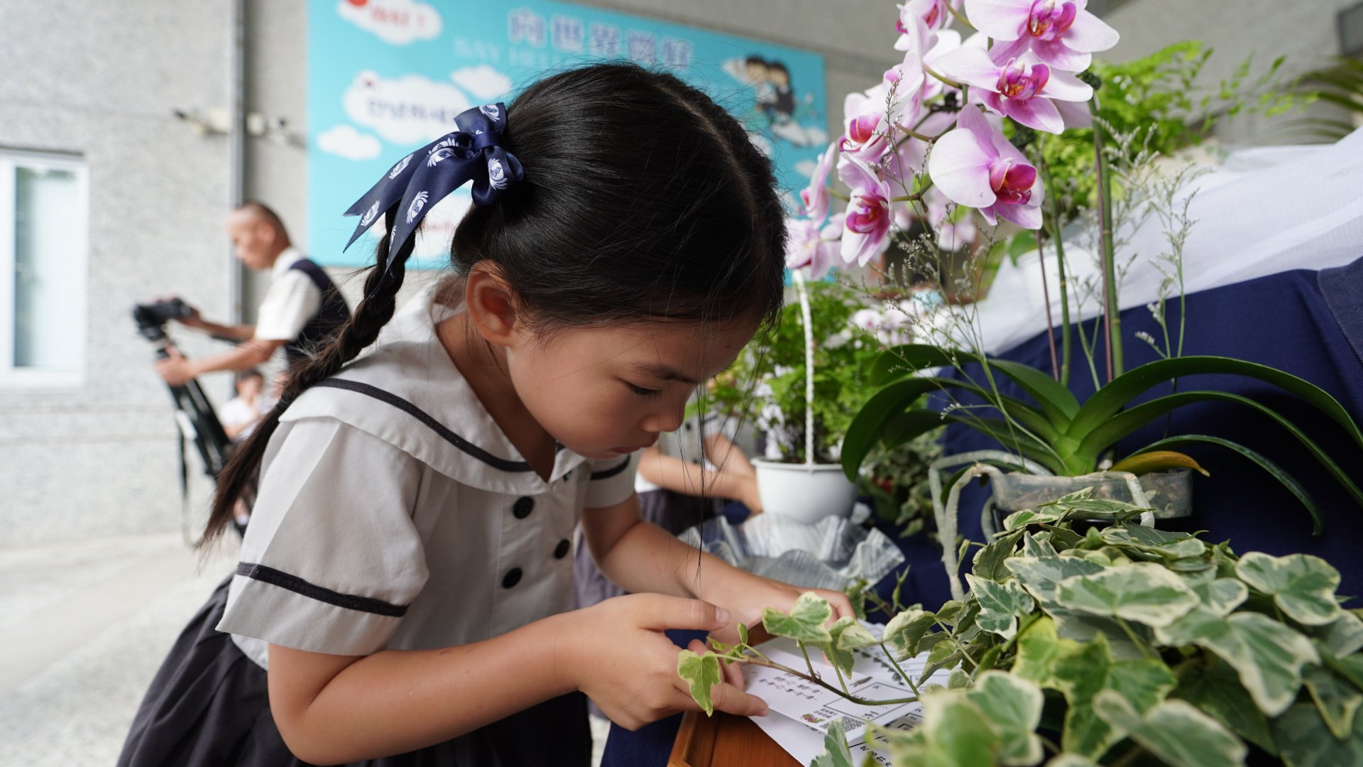 孩子們雙手合十一一至佛前,禮佛足、接法香,藉由彎腰禮佛洗滌自己的心靈與煩惱。