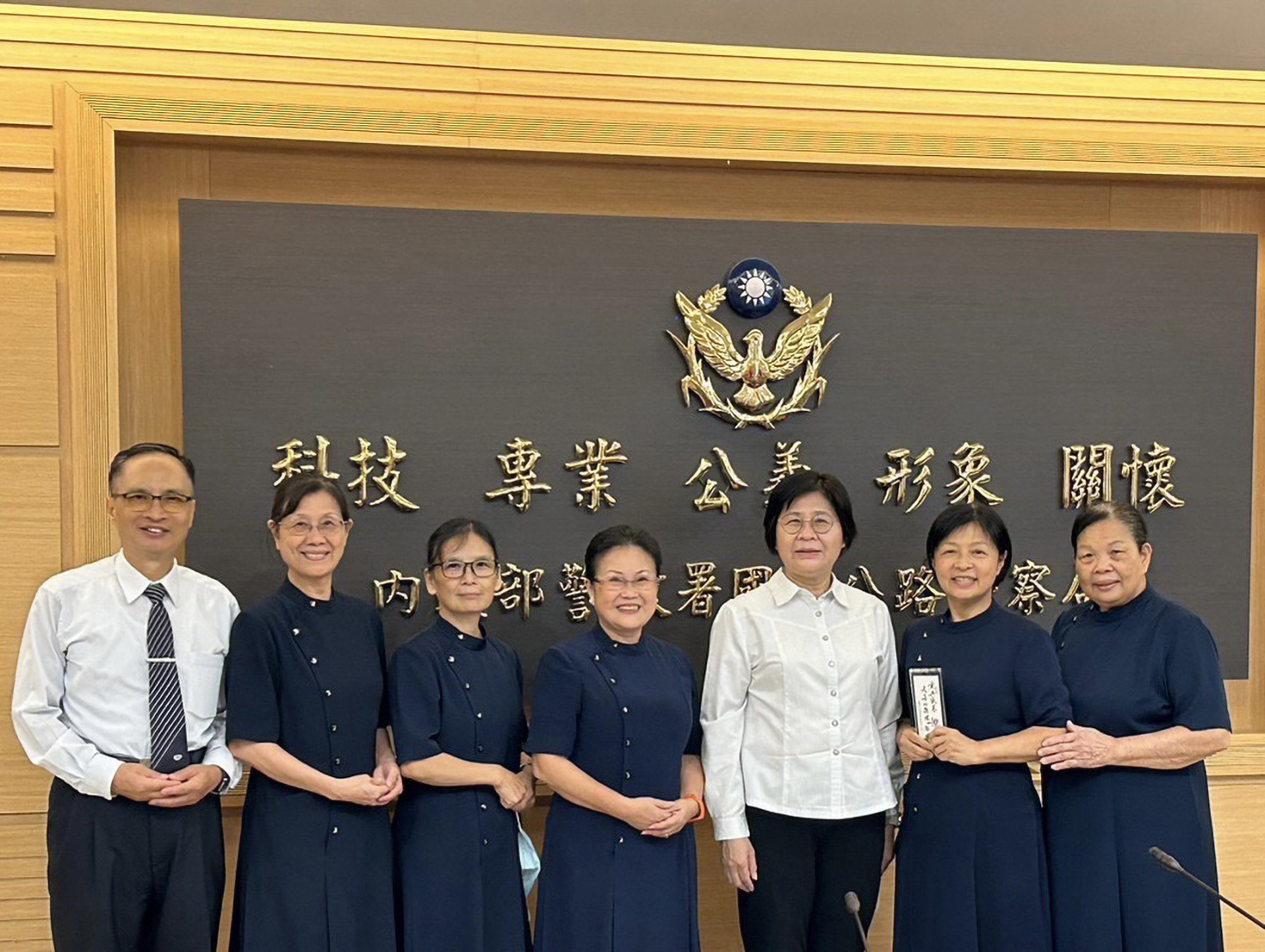警政署女性副署長廖美鈴(右三著白衣)獲國際女警協會「領導統御獎」。