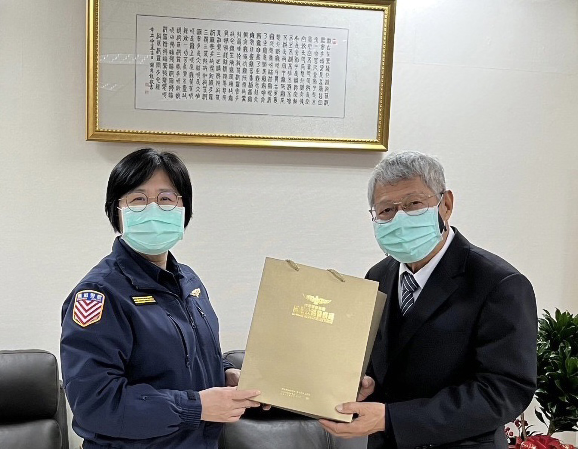 警政署女性副署長廖美鈴(左)獲國際女警協會「領導統御獎」。