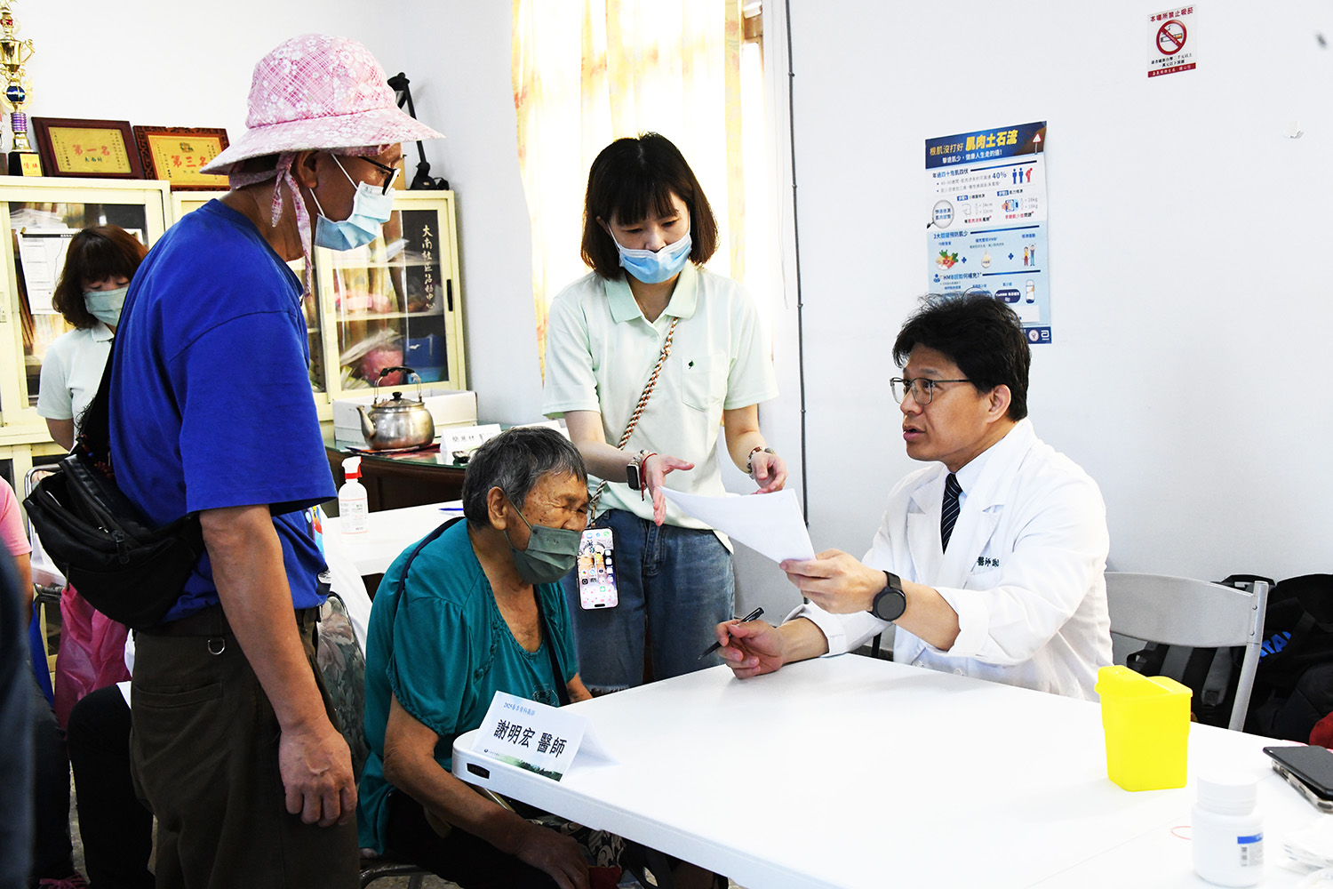 一位民眾帶著83歲媽媽來做骨質密度測試。他說,媽媽平常骨頭都會痠痛,今天有檢康檢查就帶來看看。