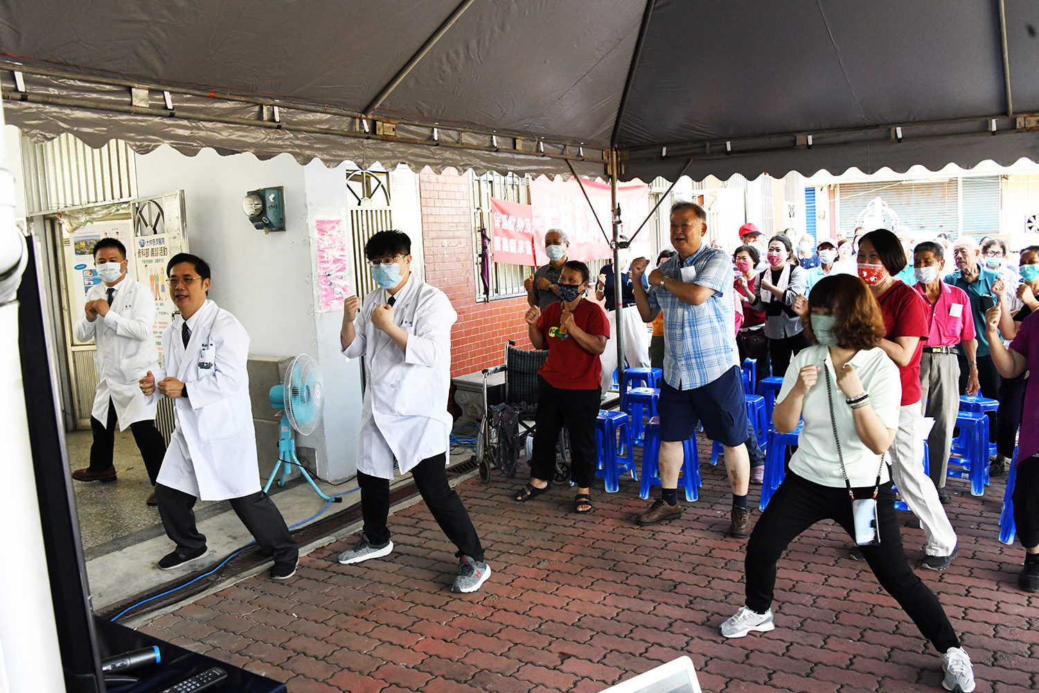 骨科林柏勳醫師帶動領全體參與的民眾進行簡易健身操,鼓勵他們透過安全運動維護骨骼健康。