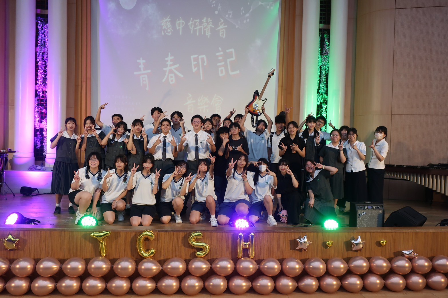 音樂會圓滿落幕,演出人員們開心合影。