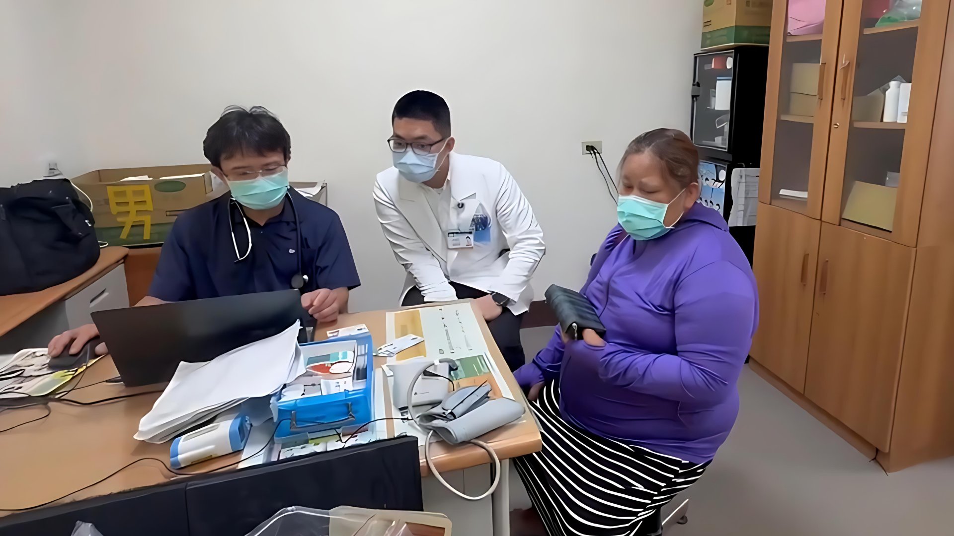 受到高血壓與糖尿病困擾的張女士(右一)說,原本很擔心藥沒了怎麼辦,還好看到邱醫師就安心了。