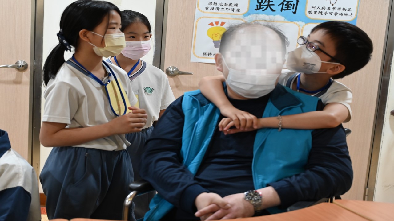 孩子緊緊的抱住爺爺,讓爺爺感到幸福無比