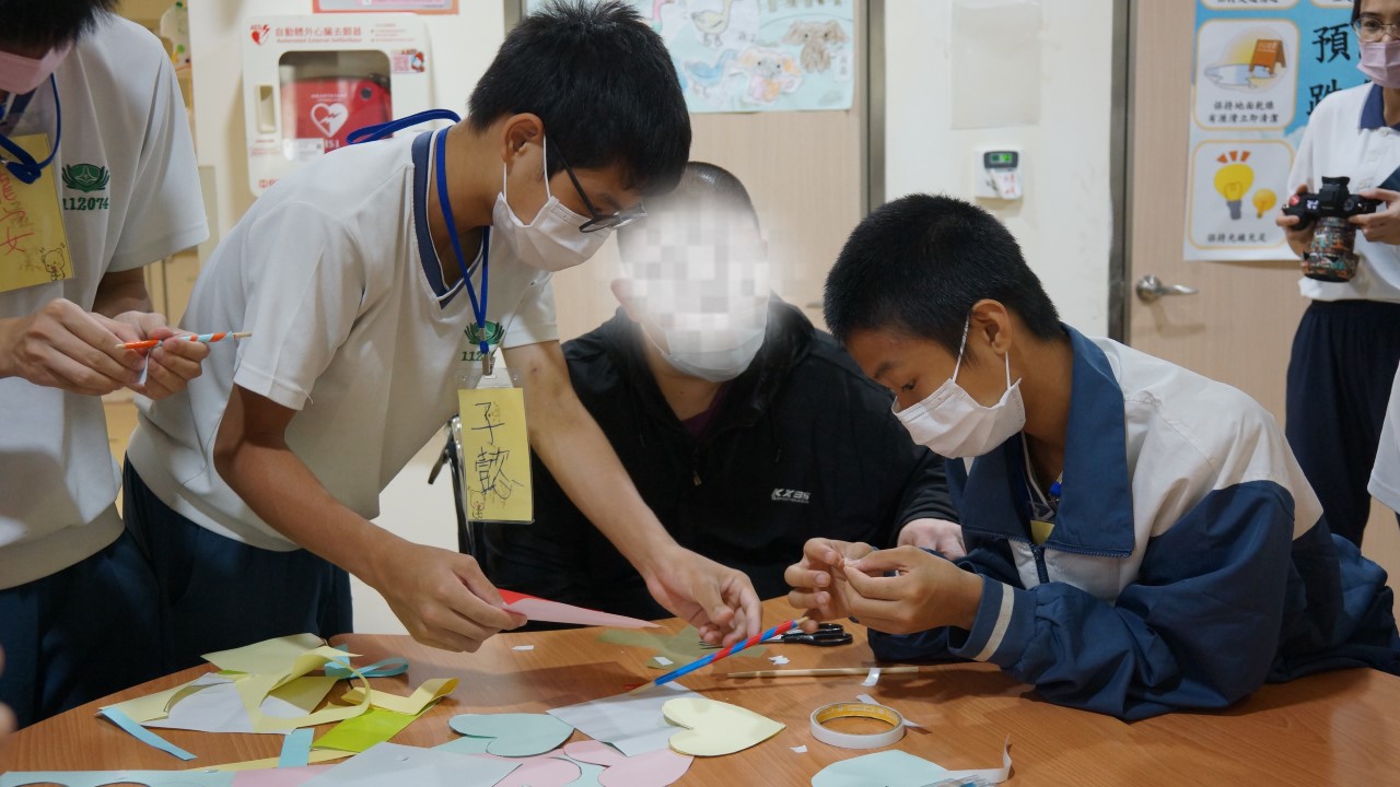 透過拼圖遊戲,讓長輩動手又動腦