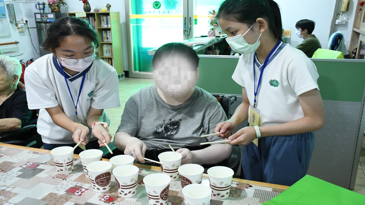 透過敲紙杯、疊紙杯遊戲,讓大家沉浸在快樂的氣氛中