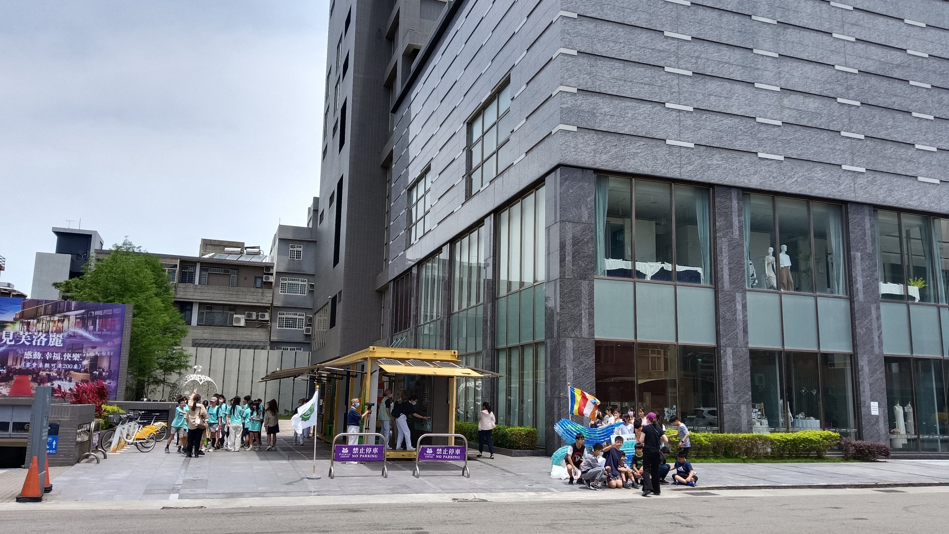 慈濟基金會「循環經濟館行動環保教育車」首次進駐飯店,分享環境知識給各年齡層的大眾。