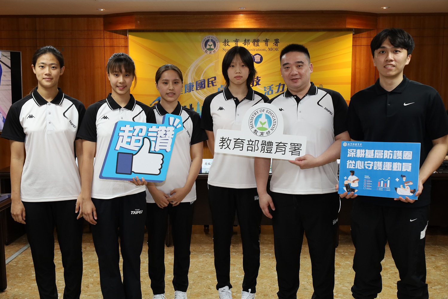 臺北市立松山高中游泳隊柯杰甫教練(左2)與鄭仲翔防護員(左1)出席分享校園運動防護的重要性,該校隊更在防護支援下取得今年度全中運高中女子組游泳總錦標第一名