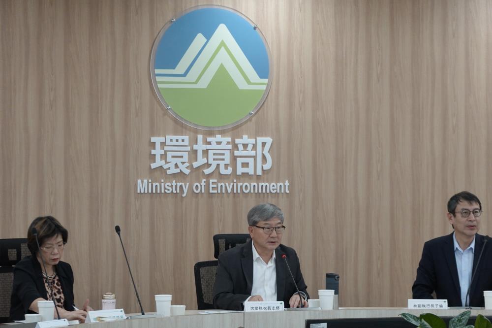 會議由由環境部沈志修次長(中)、行政院能源及減碳辦公室林子倫副執行長(右)共同主持,左為資源循環署賴瑩瑩署長