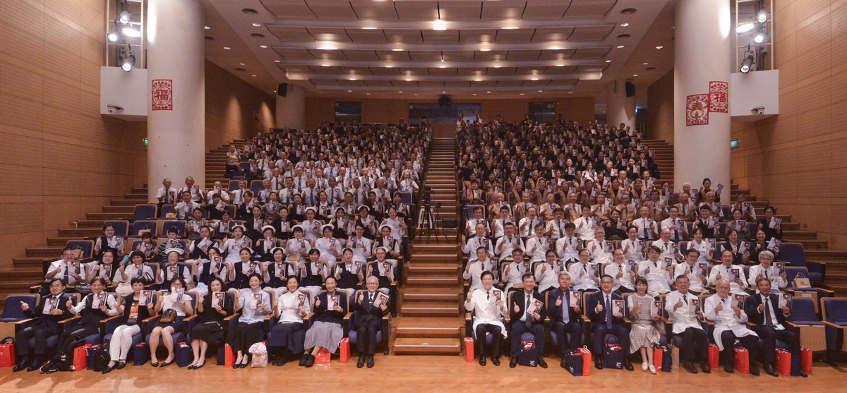 台北慈濟醫院啟業二十年,與靜思人文志業、天下文化共同出版《用愛跑出第一棒》紀實書籍,5月24日舉辦新書發表會。