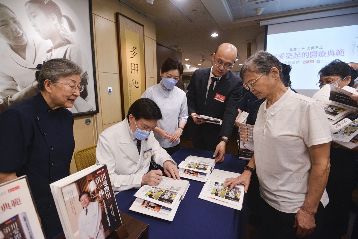 會後,醫院靜思書軒亦舉辦簽書會,期待藉由本書,讓民眾看見台北慈濟醫院二十年的成長足跡。