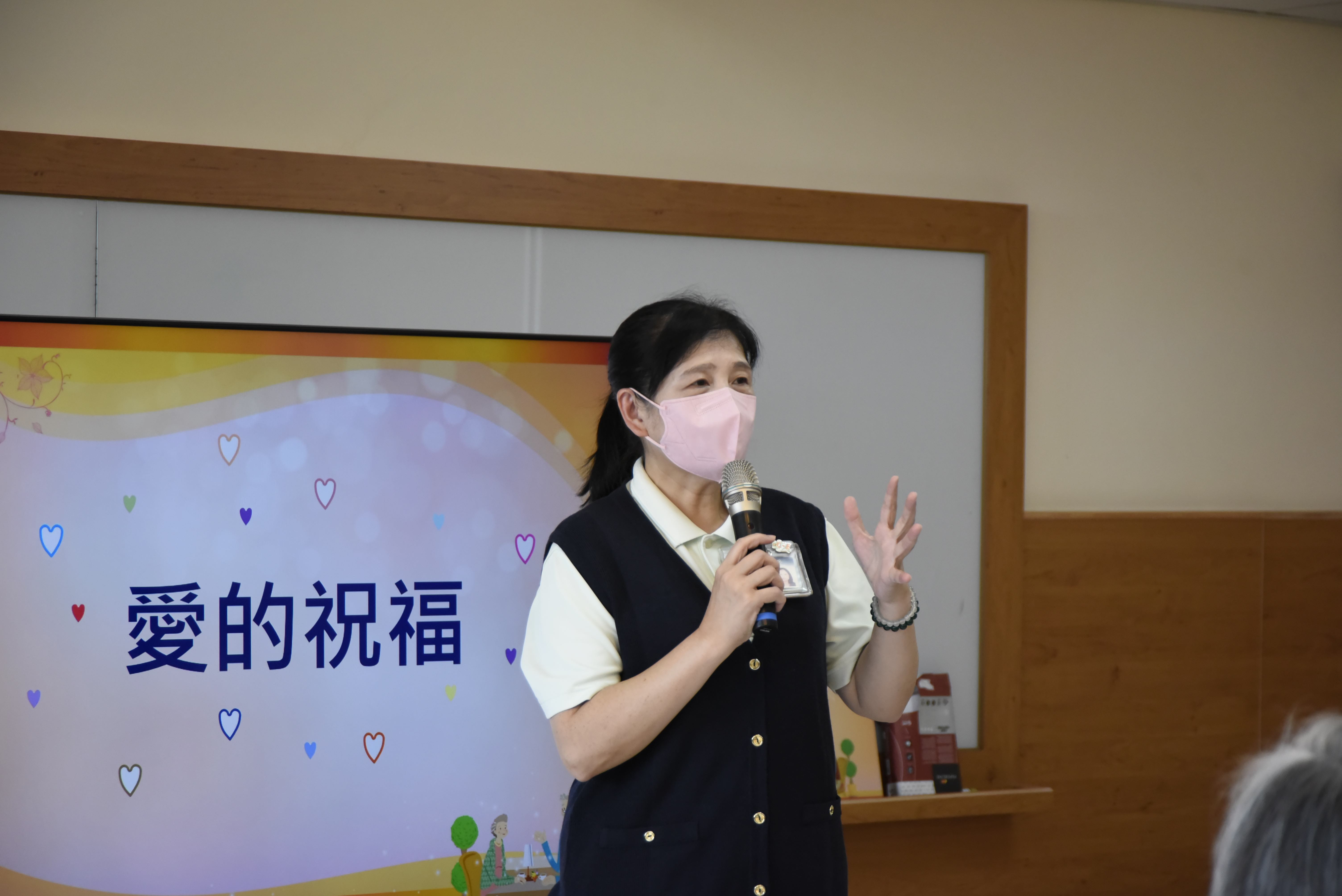護理部副主任廖慧燕感恩六年來住民與家屬的肯定及護持,以及跨團隊與所有同仁的努力,用心為長輩服務。
