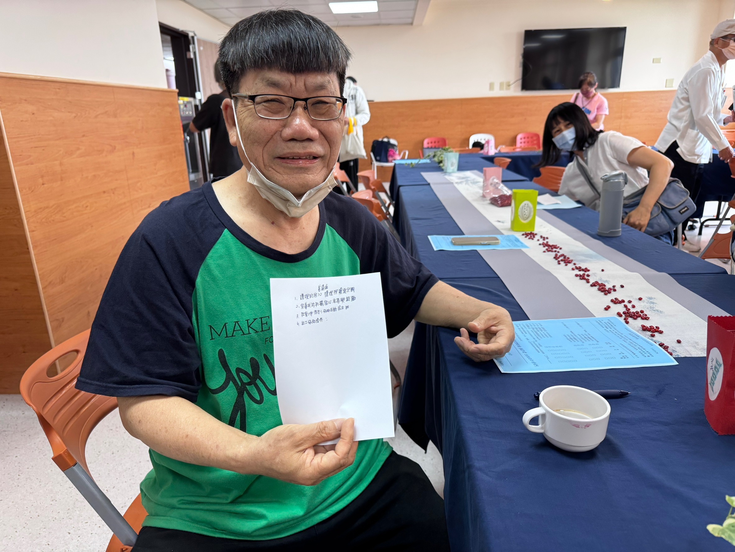 綽號北港大哥的呂先生,不吝分享隨手筆記,他哽咽地向每位工作人員道感恩,把每位住民都當成自己的家人一樣照顧、愛護。