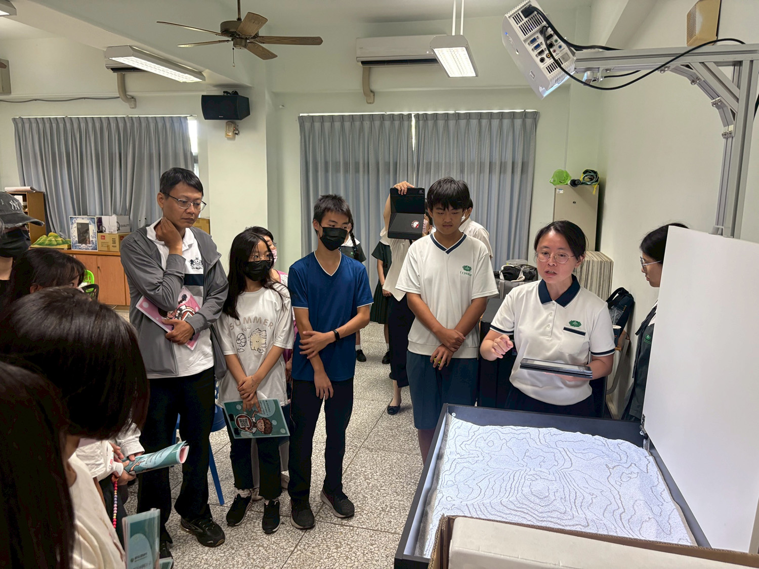 社會科運用互動沙盒解說等高線與地形變化,並由學生分享探究與實作成果,激發學習興趣與地理素養。