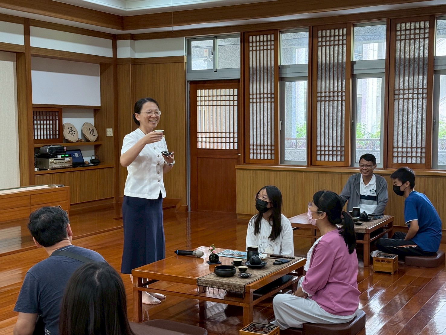 茶花道靜謐典雅,引導學生沉澱心靈,培養靜思與自省的品格,潛移默化中形塑愛與尊重的態度。