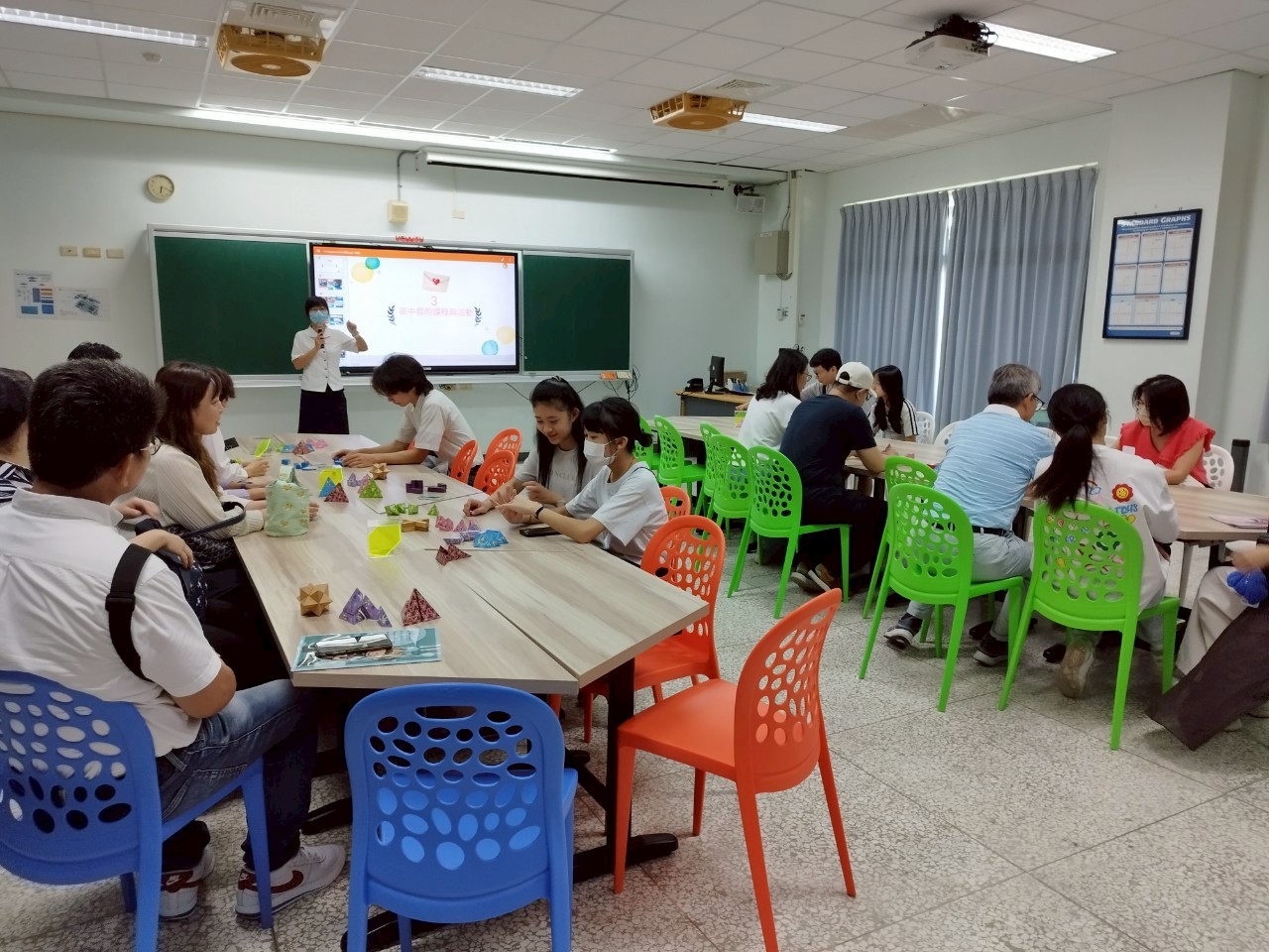 數學科精心設計多元教材與操作教具,提升學生邏輯思維與解題能力,讓學習更具趣味與深度。