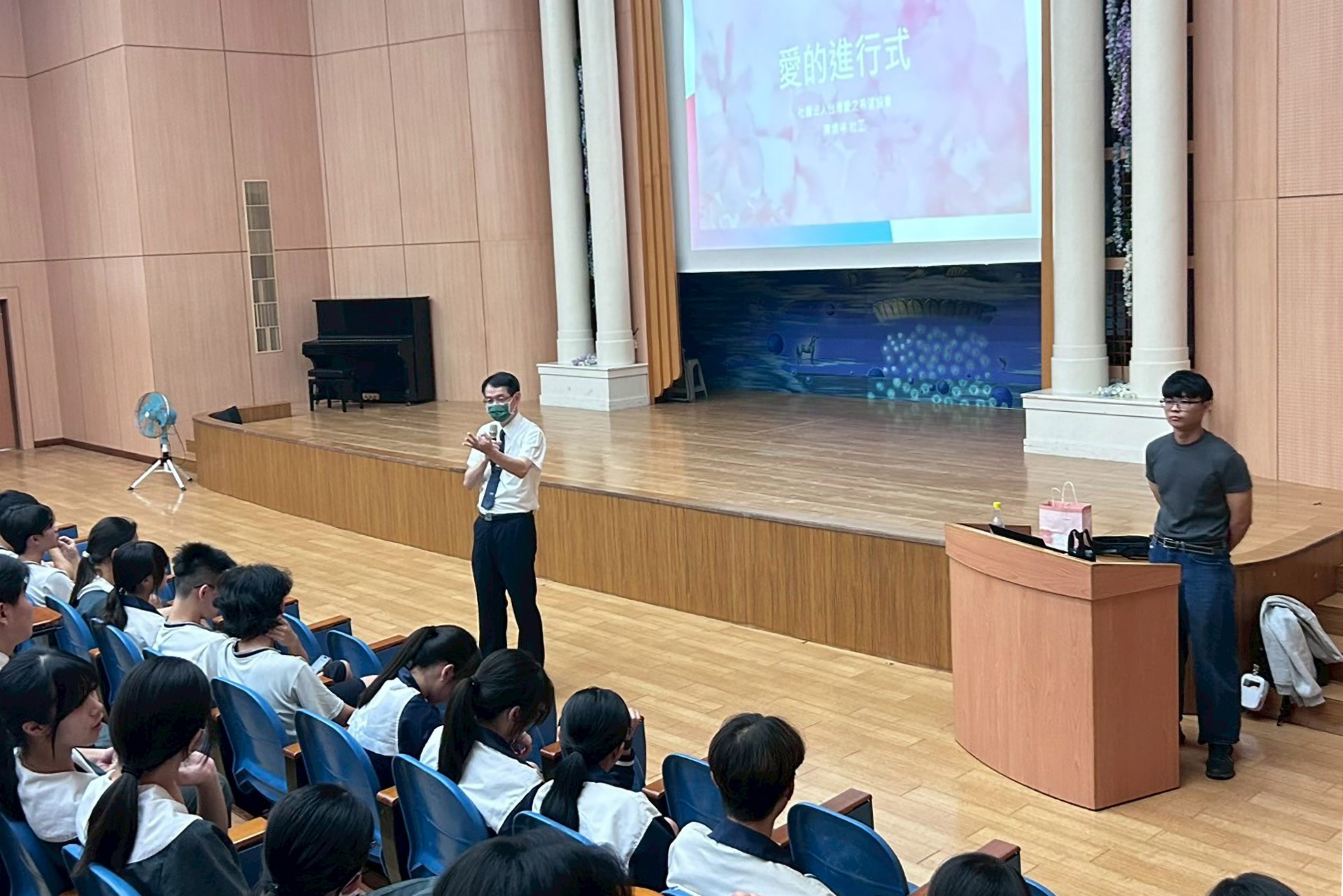 學務主任為性教育講座開場,勉勵同學做好準備,不要害羞與逃避。