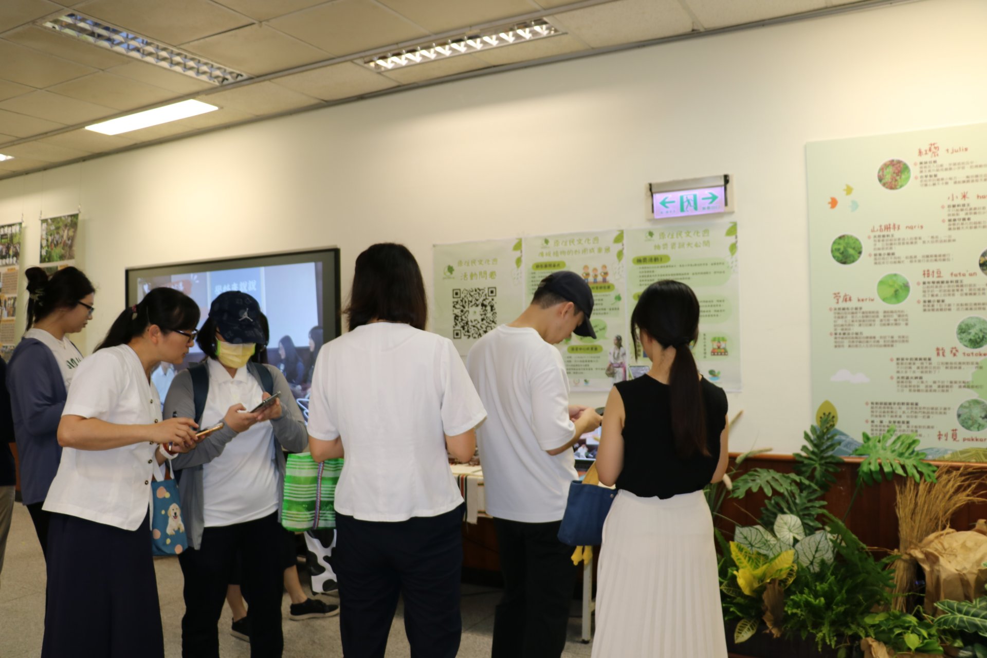 教職員與學生觀賞野菜靜態展覽,並填寫回饋問卷