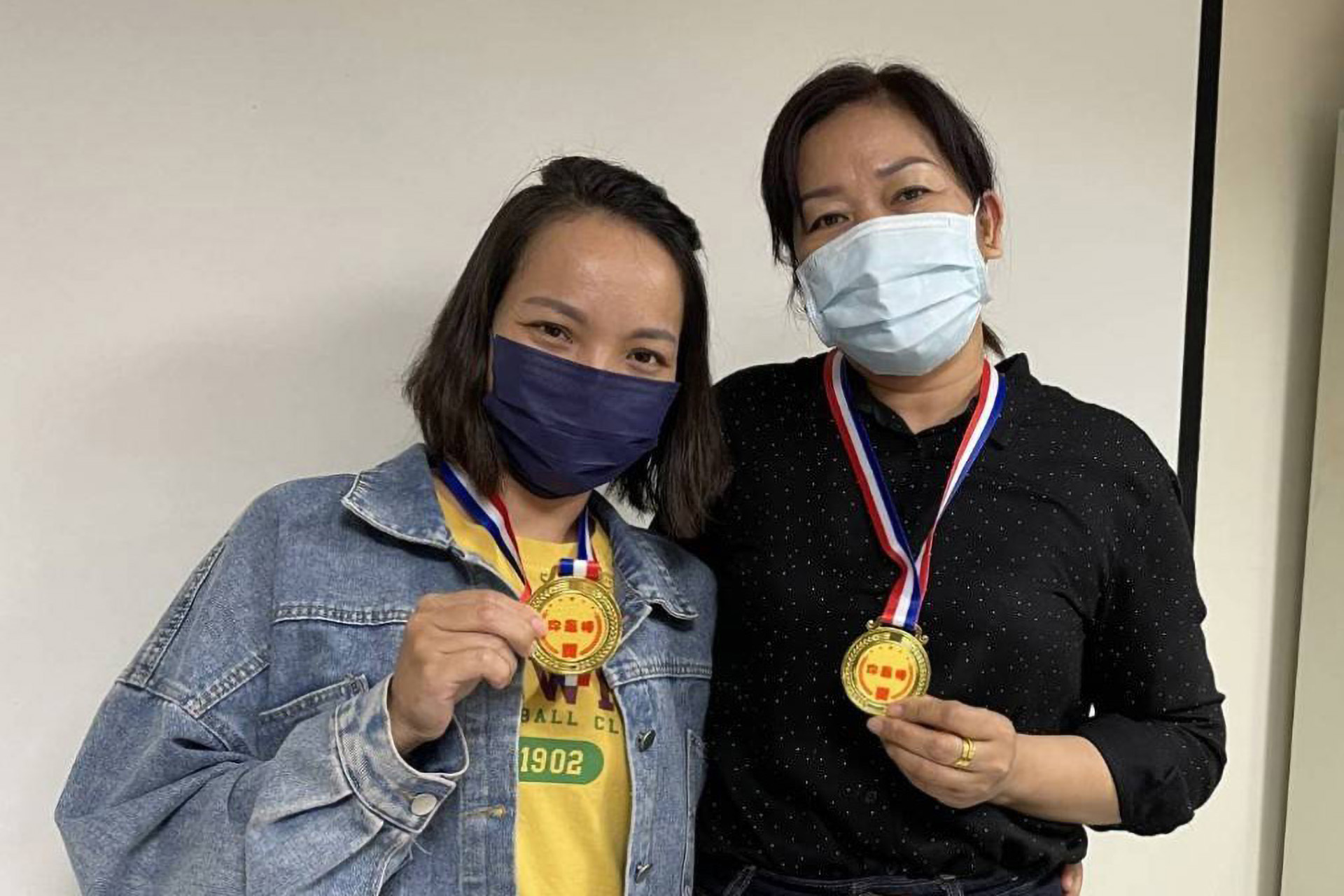 通譯人員須進行2天的訓練並接受測驗,有2人脫穎而出獲得同樣最高分,予以獎勵。其中,菲律賓語通譯林子怡(右1)特別分享其在今年幫助菲律賓籍移工為其幼兒申辦居留證的案例,引起大家有感及共鳴。