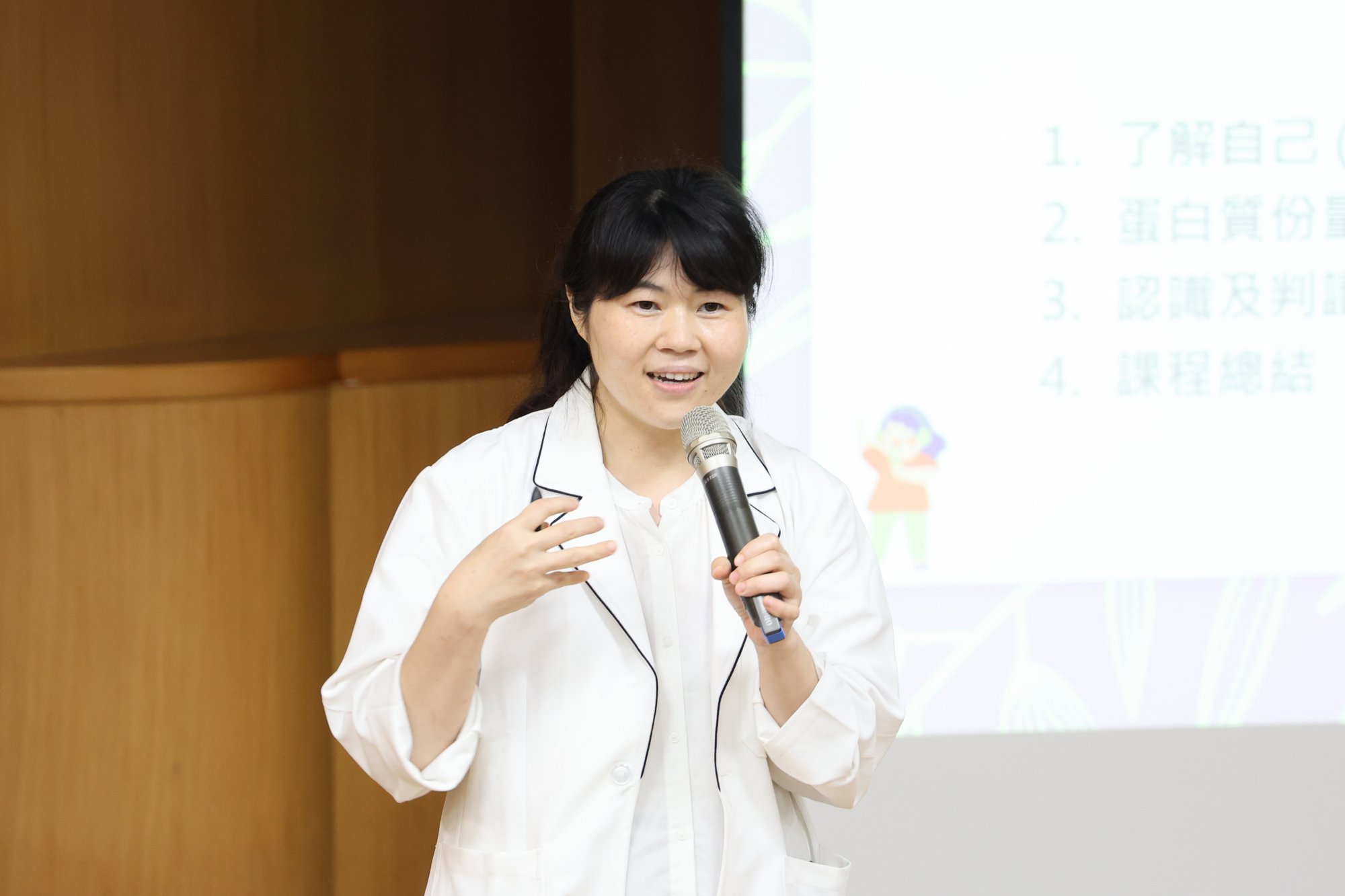 營養科臨床營養組組長林惠敏,教導腎友如何透過「手掌長度」評估每日所需的熱量與蛋白質攝取量,並現場提供一份實用評估表,讓病友自行計算BMI與每日蛋白質攝取需求,進而學會怎麼「吃對食物」。