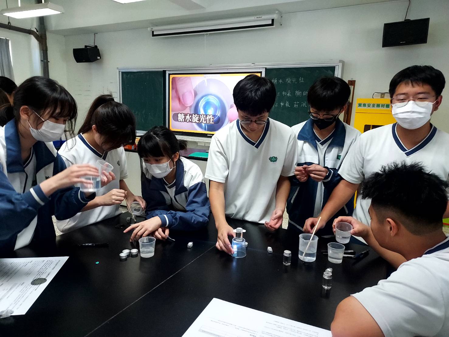 學生親手操作糖水旋光實驗,觀察光線經糖溶液折射的變化,從中探索光學與化學的奇妙關聯,學習樂趣十足。