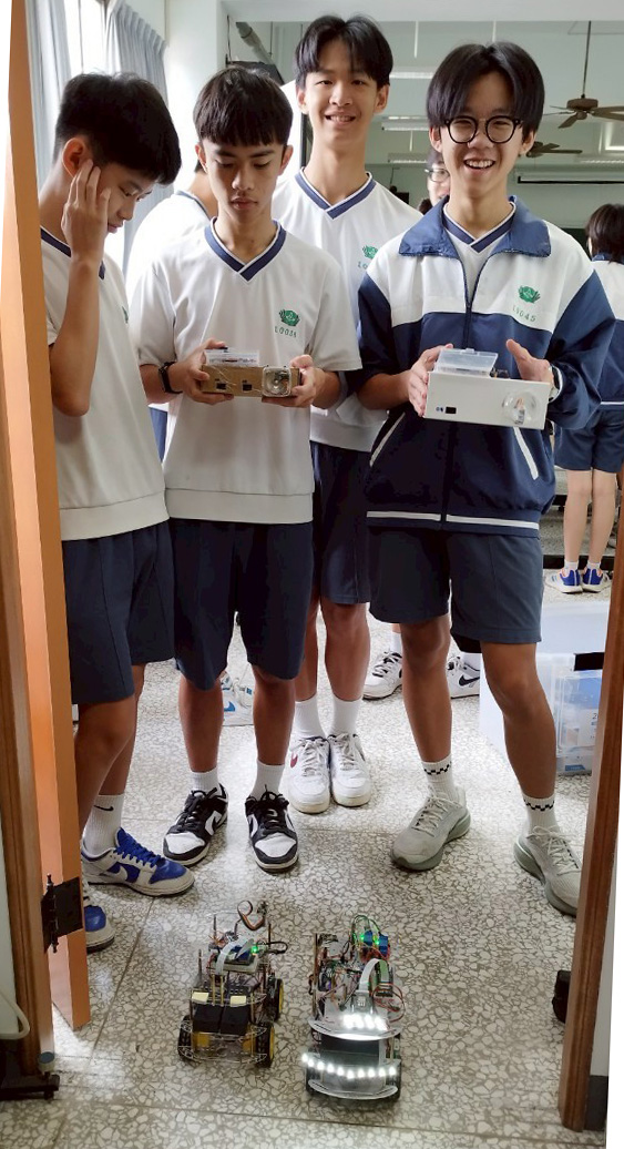 學生操作AI × Arduino自走車,實作體驗感測與控制技術,結合科技與程式思維,激發邏輯力與創造力。