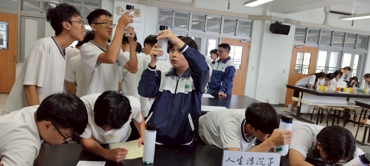 學生動手製作浮沉子水壓玩具,透過操作觀察浮沉變化,親身體驗並理解浮力與壓力的科學原理,樂在學習。