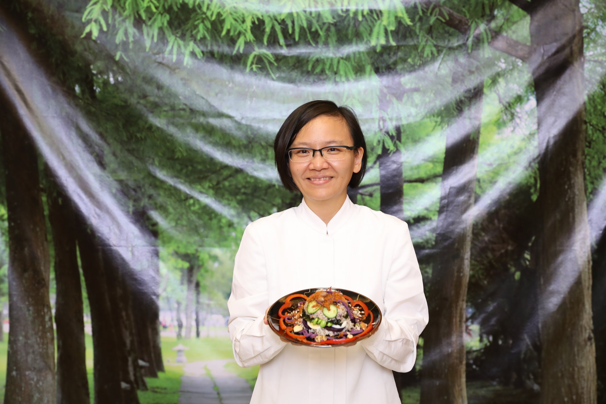 花蓮慈濟醫院營養科特別在端午節前夕,推出一道創意米食料理「蔬喜蛋糕」,花蓮慈院營養師蘇真瑩表示,蔬喜蛋糕以壽司為靈感,結合端午節慶意涵與健康飲食原則,清涼的口感也正好應對炎炎夏日,為大家提供一種少油、低負擔的新選擇。