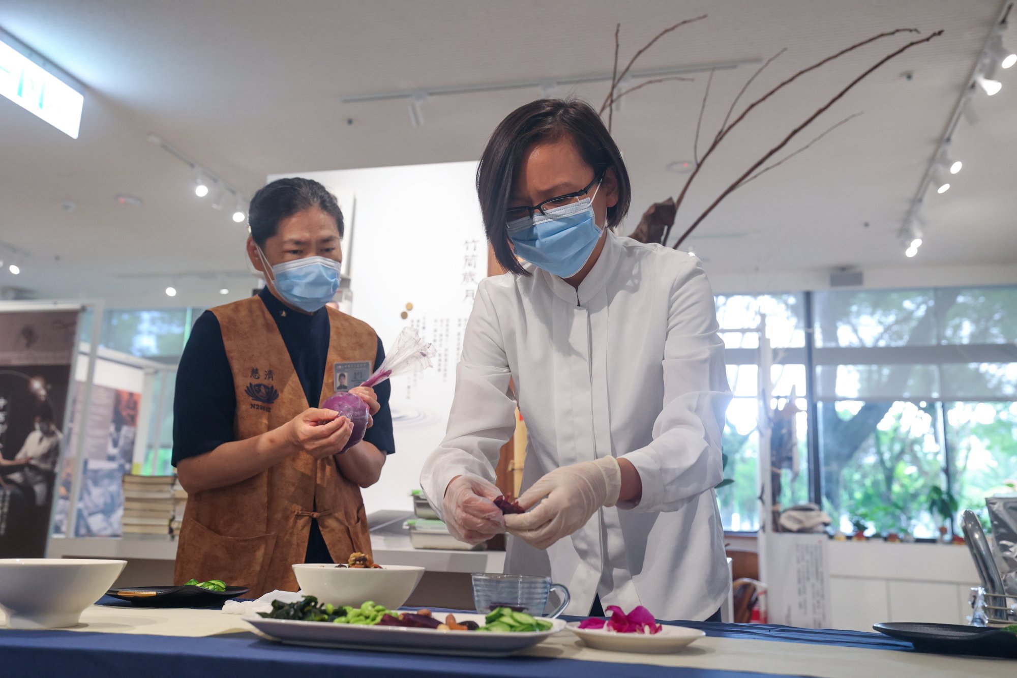 花蓮慈院營養師蘇真瑩開設DIY教學,邀請有興趣的同仁一起動手,做出屬於自己獨一無二的蔬喜蛋糕。