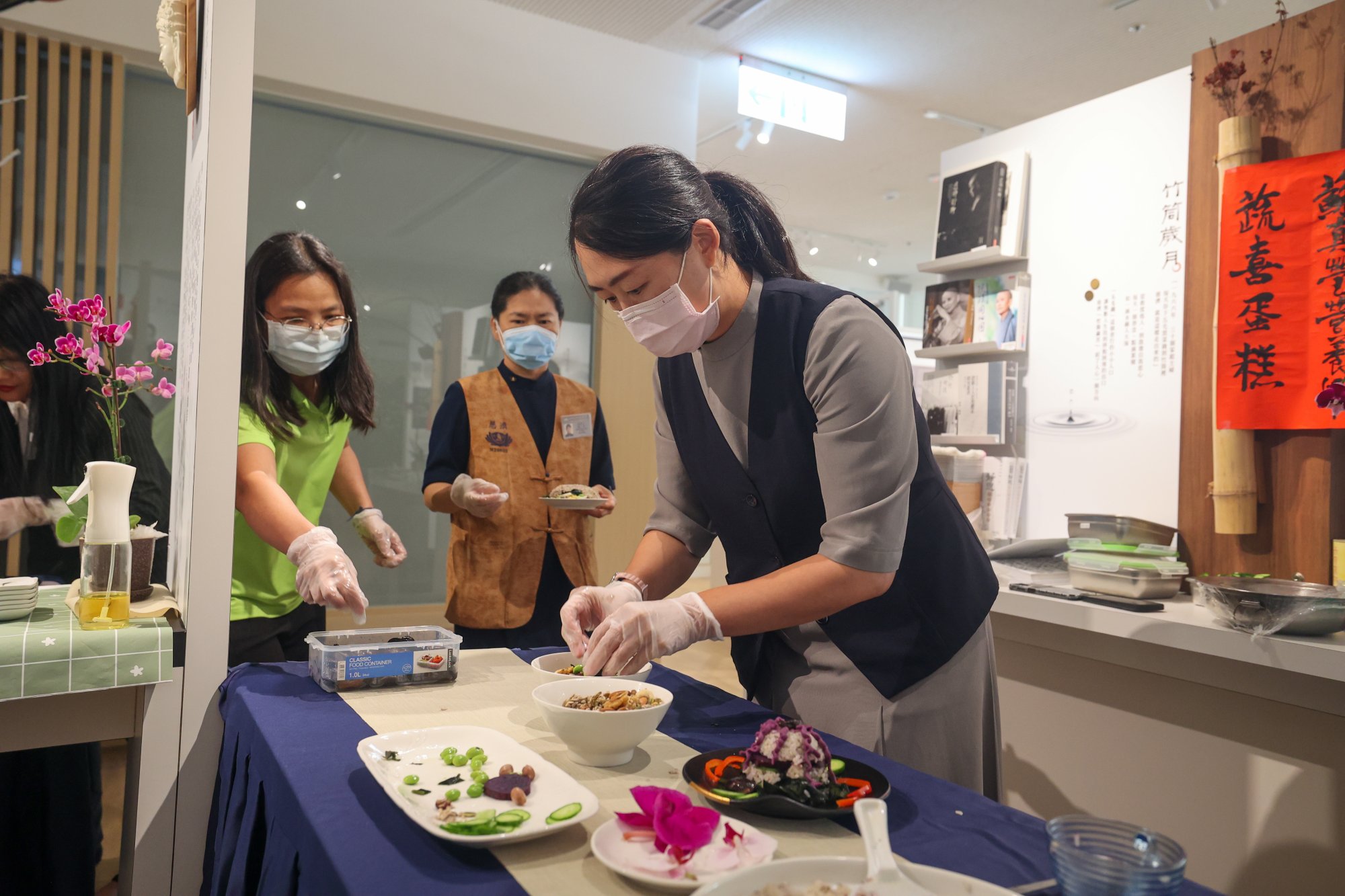 花蓮慈院營養師蘇真瑩開設DIY教學,邀請有興趣的同仁一起動手,做出屬於自己獨一無二的蔬喜蛋糕。