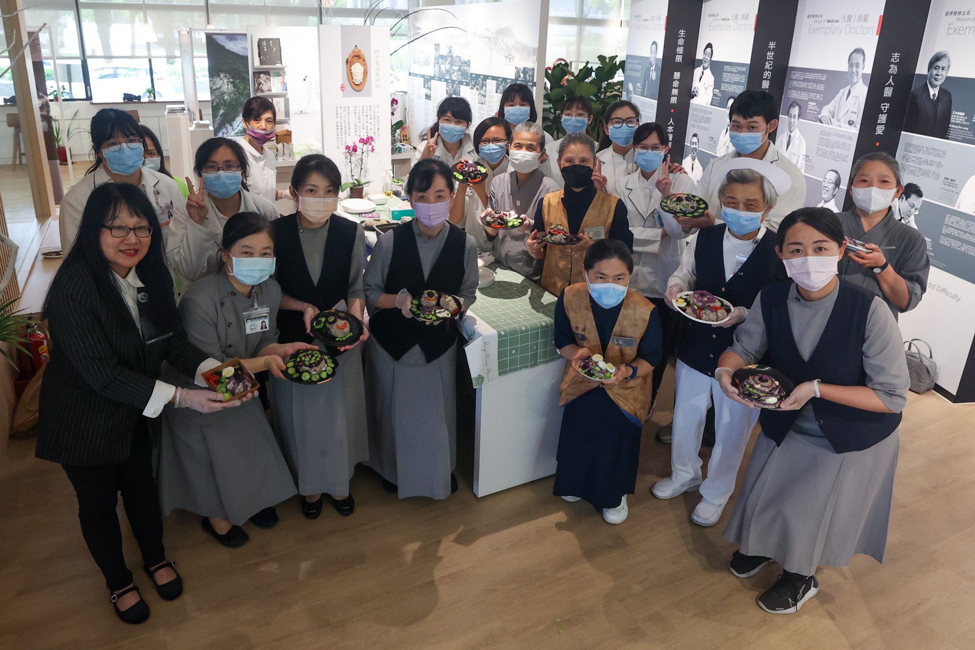 花蓮慈院營養師蘇真瑩開設DIY教學,邀請有興趣的同仁一起動手,做出屬於自己獨一無二的蔬喜蛋糕。
