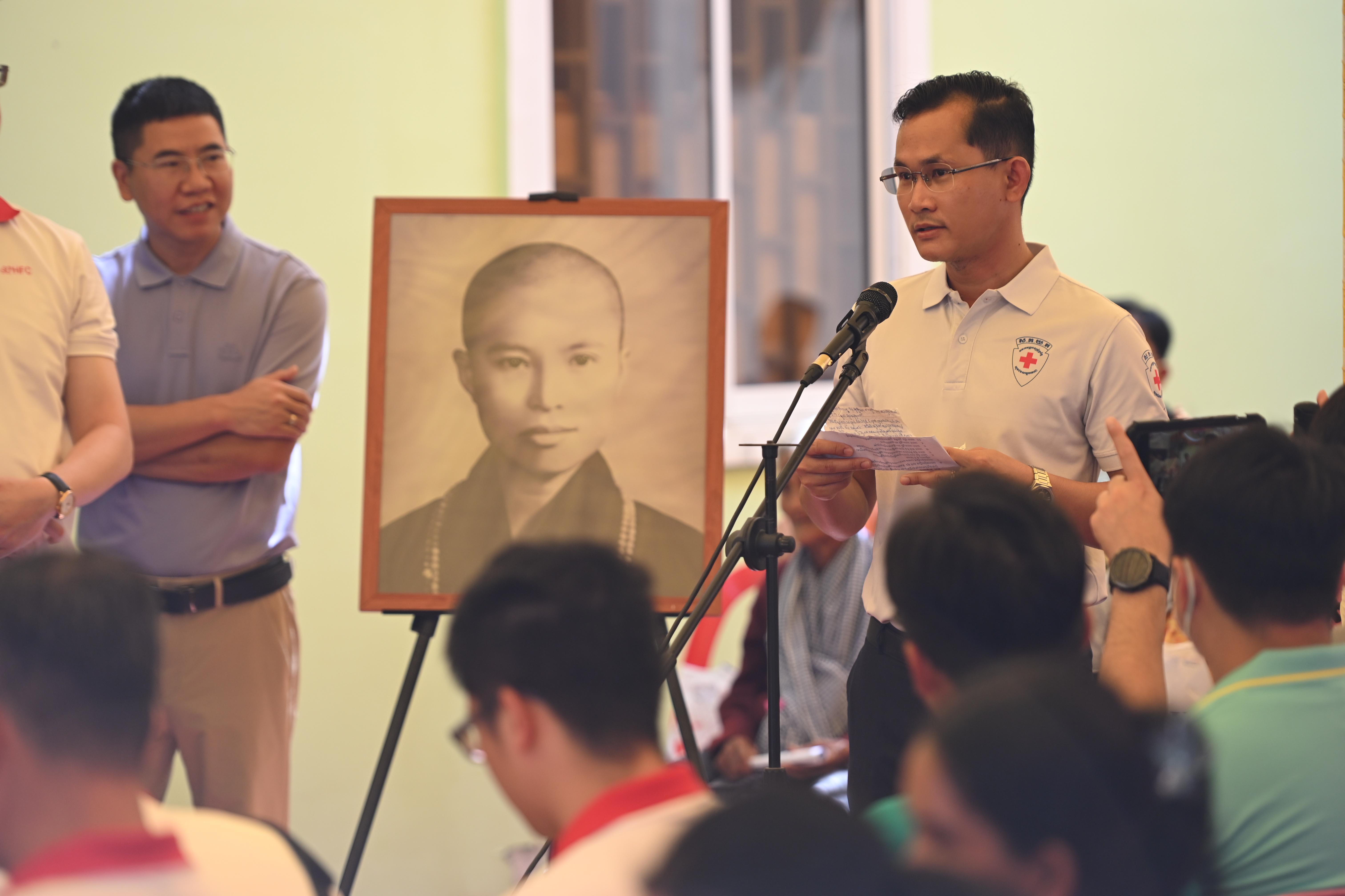 柬埔寨總理青年志願醫師協會 (Techo Voluntary Youth Doctor Association,TYDA) 代表戴維烈醫師 (Thay Vireth)(右一) 說在泰格巴縣不是第一次,跟當地政府和慈濟團隊一起合作為鄉親們提供醫療服務。