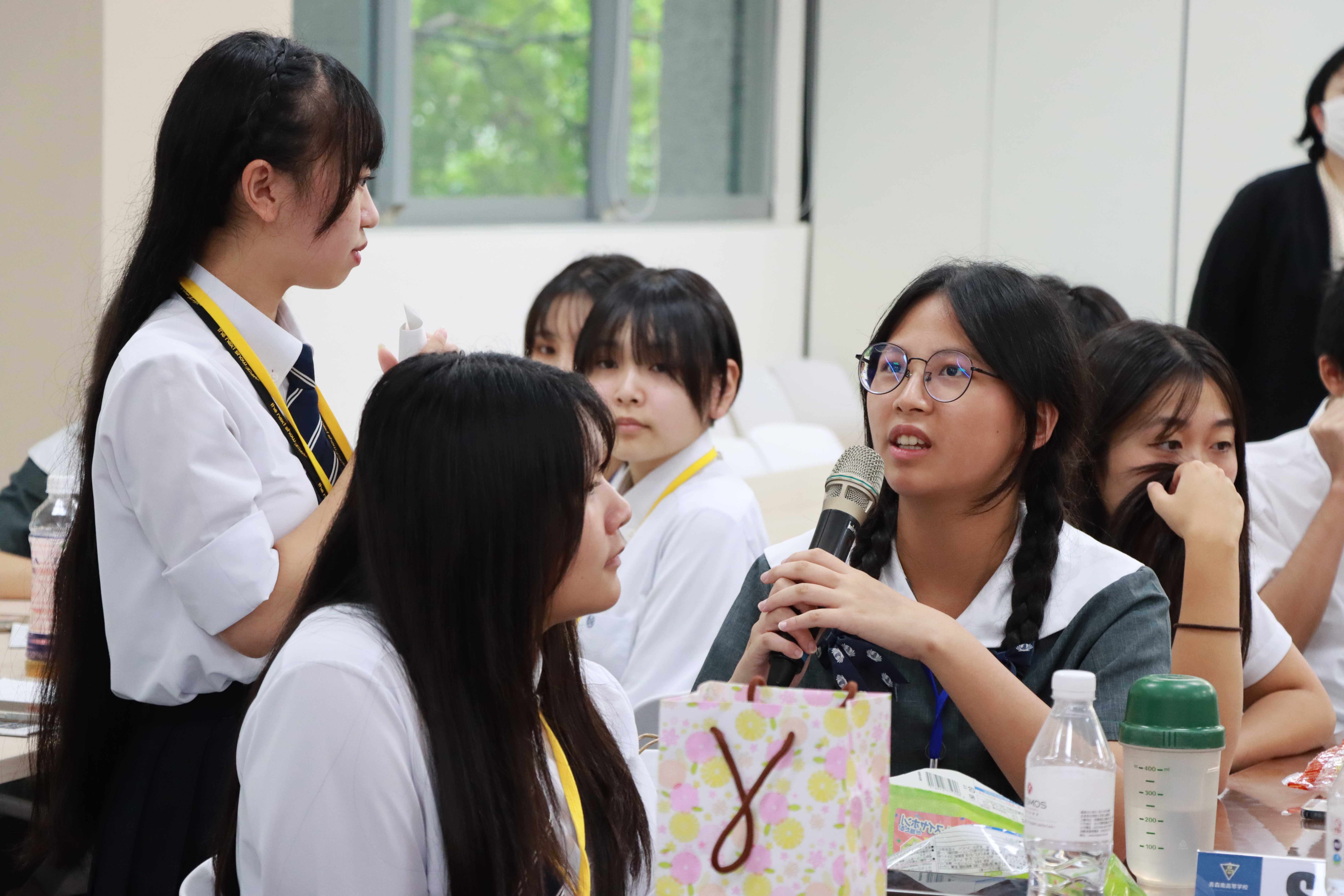 議題探究中,兩校同學針對國家文化及制度交流想法。