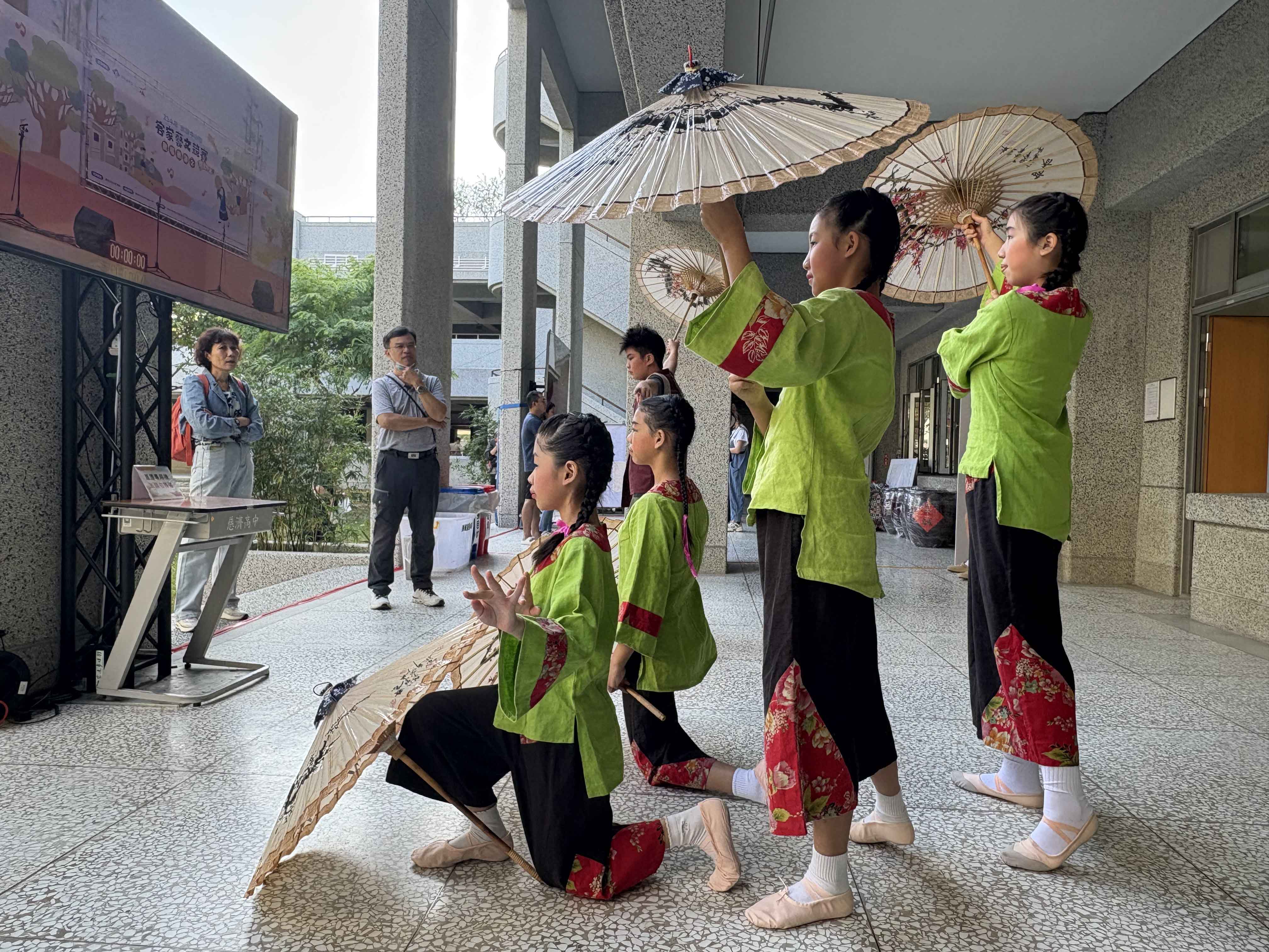 美麗的身影與油紙傘相輝映,令人流連駐足。(屏東麟洛國小授權)